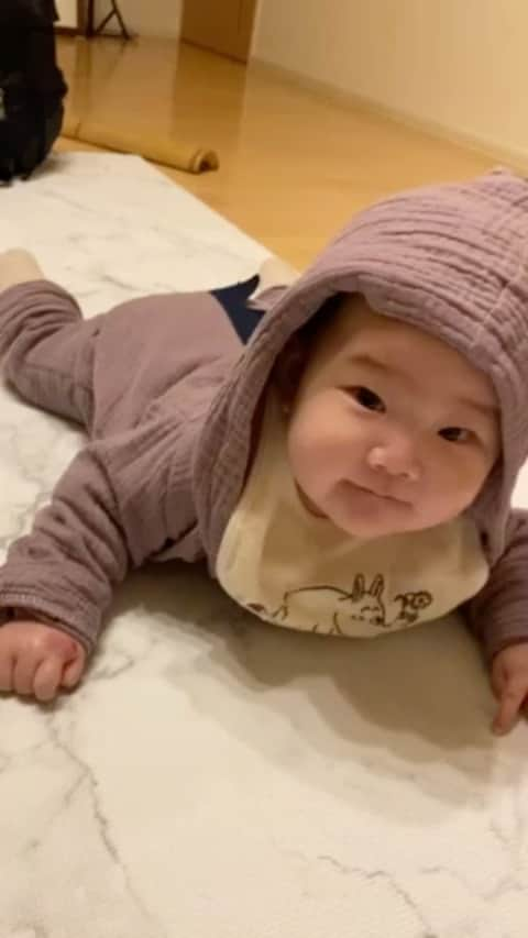 りかみし（みしまりか）のインスタグラム：「いつかのお出かけからの帰宅後動画👶  5ヶ月ももうすぐ終わるのか〜と思うと早すぎて😂 そりゃ自分も歳とるよね😂  帰宅直後ウンチこの体制で踏ん張る👶 なんか愛おしい😂❤️  #5ヶ月ベビー  #5ヶ月ベビー女の子  #5months  #女の子ベビー  #女の子ママ #ベビスタグラム  #赤ちゃんのいる生活 #令和3年ベビー  #令和3年6月ベビー」