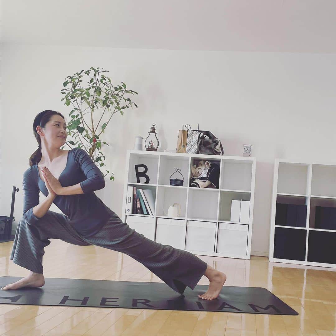 笛木優子のインスタグラム：「久々にヨガをしました。 同級生が先生をしているので、時々教わってます。  最近本当思います。 昔は脚が細くなりたいだの、背中の肉取りたいだの見た目のことばかり気になってましたが。。。  今はとにかく【動ける体】がほしい。ただそれだけ、、。  切実です　笑  明日（いや、明後日？）筋肉痛になりそうな笛木より」