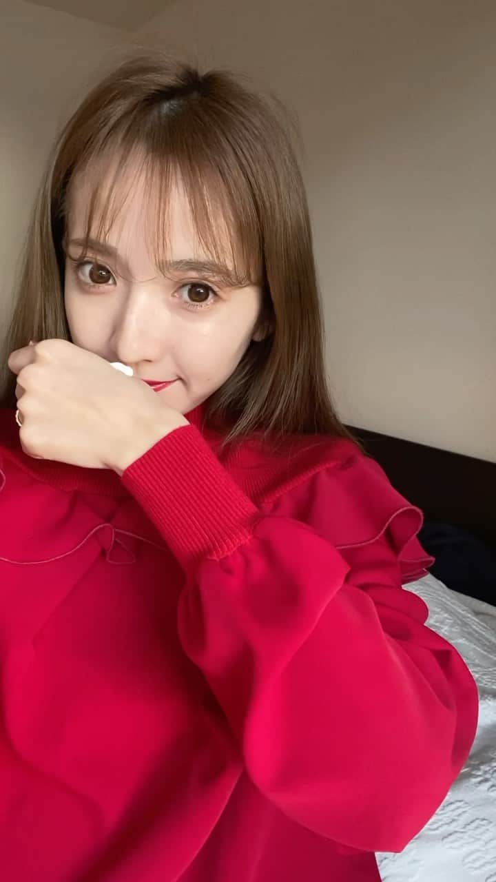 平木愛美のインスタグラム：「gift...💕 とっても嬉しいchristmas present！！！！！ ロクシタンの今年の限定デザイン。ミニサイズのパッケージが可愛い！！！  そしてハンドクリームってほんとうに、この乾燥時期には必須アイテムなので何個あっても嬉しありがたく🧸笑  限定の香りってなんだかわくわくして、貰ってハッピーな気持ちに、、、❤️‍🔥❤️‍🔥  #気持ち届く香りのギフト #ロクシタン #クリスマスプレゼント #クリスマスコフレ2021 #gifted @loccitan」