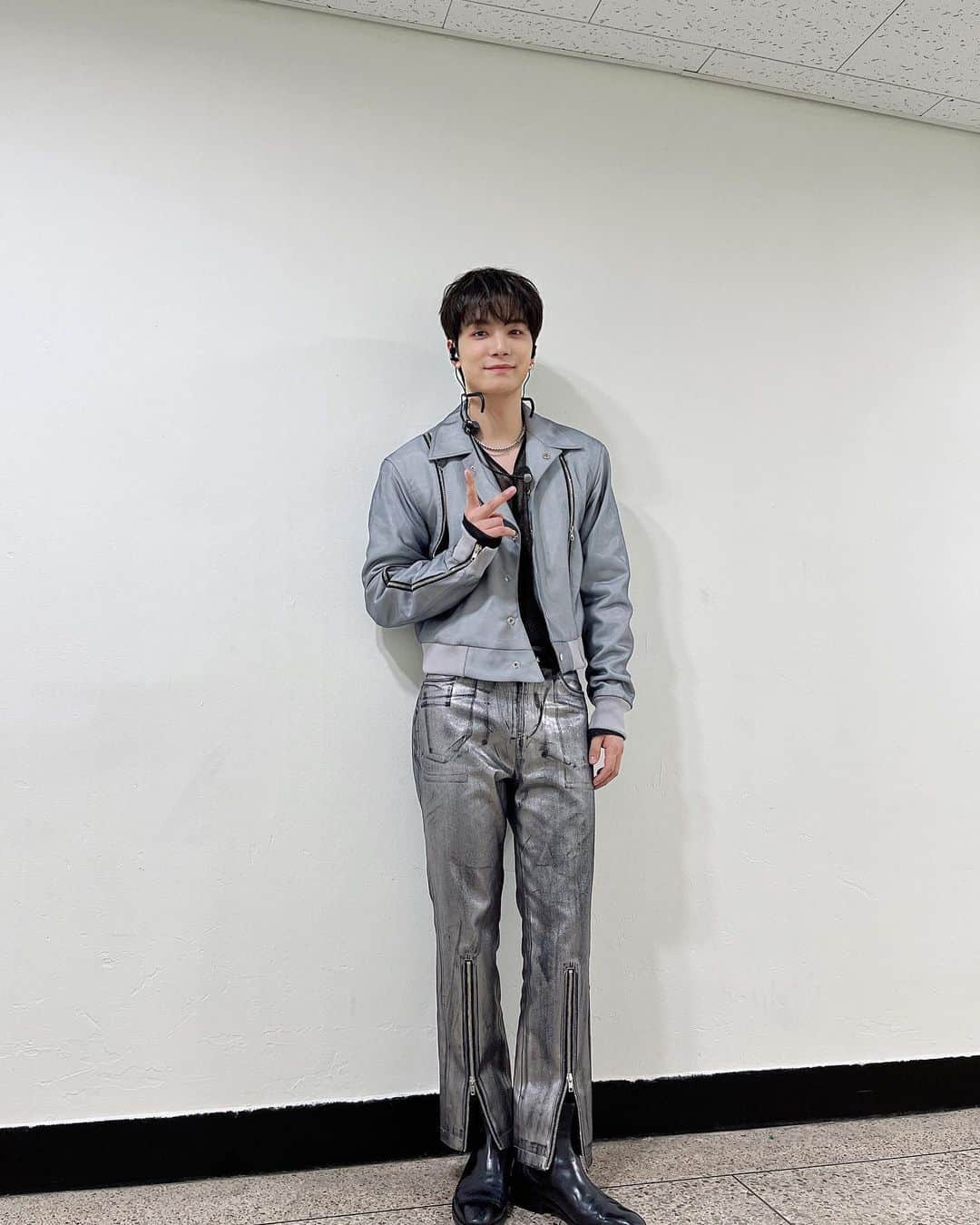 JR のインスタグラム：「러브들 덕분에 aaa에서 상 받았습니다! 항상 큰 힘이 되어주셔서 감사합니다!!」