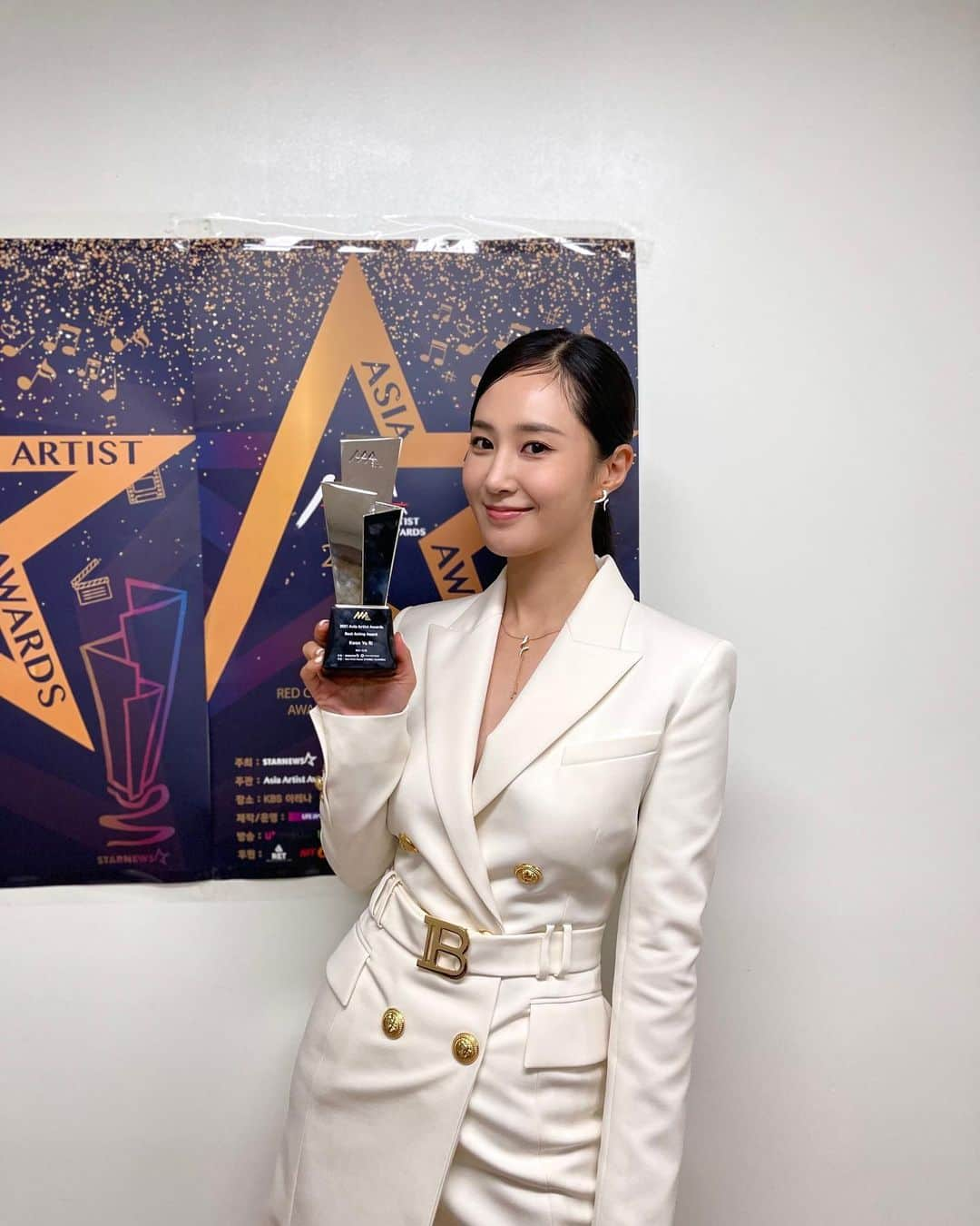 ユリ さんのインスタグラム写真 - (ユリ Instagram)「너무감동이예요 2021 Asia Artist Awards ‘베스트연기상’을 받았어요😭   작년 이맘때쯤엔 우리 스탭분들 모두가 한마음으로 촬영장에서 ‘보쌈-운명을훔치다’라는  작품을 위해 혼신의 힘을 쏟았었는데 .. 오늘의 이 특별한 상은 우리 보쌈 팀을 위한 상이라고 생각합니다.   제 인생의 평생 잊지 못할 작품을 만들어주셔서 진심으로 감사합니다. 더 좋은 사람이자 배우가 되겠습니다.  #보쌈운명을훔치다 #AAA」12月2日 22時43分 - yulyulk