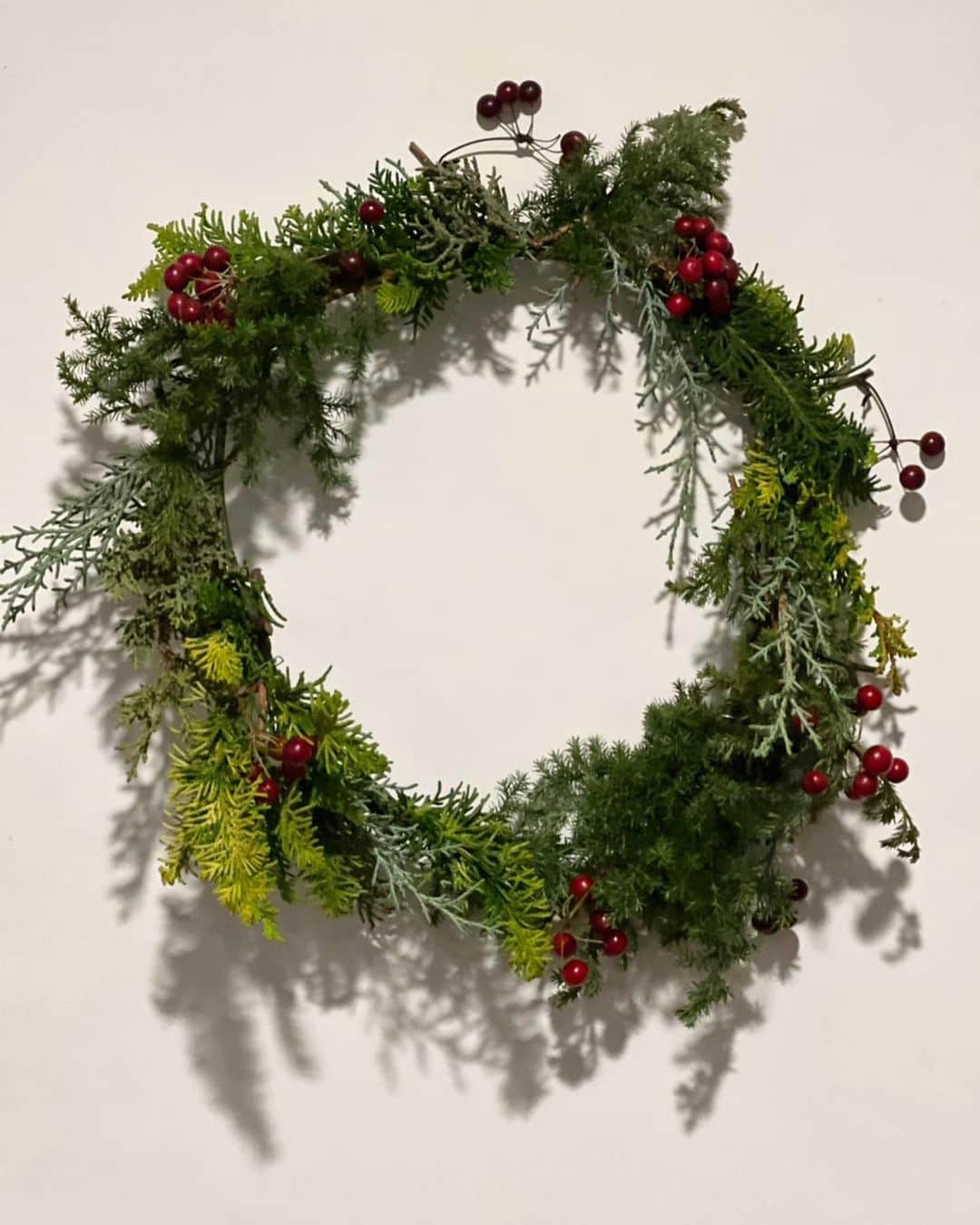 のインスタグラム：「. 杉浦さやかさんのお家でクリスマスリースを作らせていただきました✨🎄 さあやさんの娘さんとお友達とせっせと夢中で葉っぱを選んだりして楽しかった😆こんなにサクッと作れちゃうんだとびっくり！ サンキライという枝に飾りました✨　　　 . この二人の楽しそうな感じもたまらないな〜。」