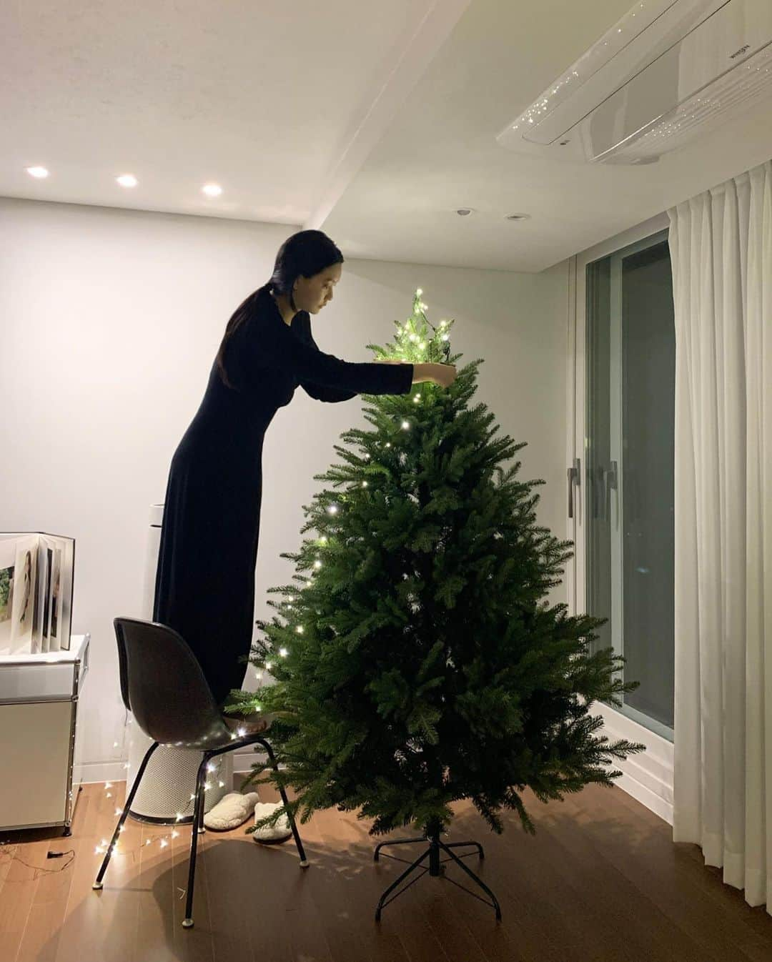 ソンシンさんのインスタグラム写真 - (ソンシンInstagram)「우리집도 이준이 첫번째 크리스마스를 위해  드디어 완성!🎄 처음으로 큰 트리 만들어봤어요🙊 전구를 아주그냥 3번이나 풀고 감고😂😂 쉬운게 아니였음… 하 그래도 완성하고나니까 뿌듯하네🤍🤍  트리정보는  @_avecu  #크리스마스트리」12月2日 23時04分 - sungshin_p