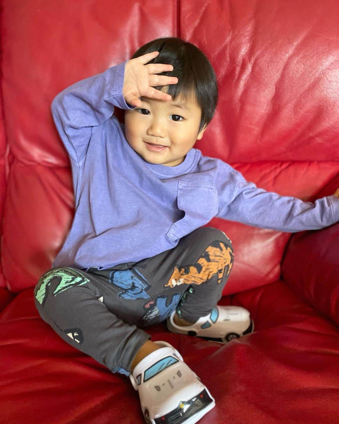 Mai Wakimizuさんのインスタグラム写真 - (Mai WakimizuInstagram)「コジコジお得意のピシッポーズ！昔のギャルポーズにも見えるけど。笑 前髪切りました♡最近わっきんに似てる！って言われることが増えたけど、自分でもなんとなく思う。笑 嬉しい♡笑 #1歳4ヶ月#1歳男の子」12月2日 14時31分 - wakkin__m