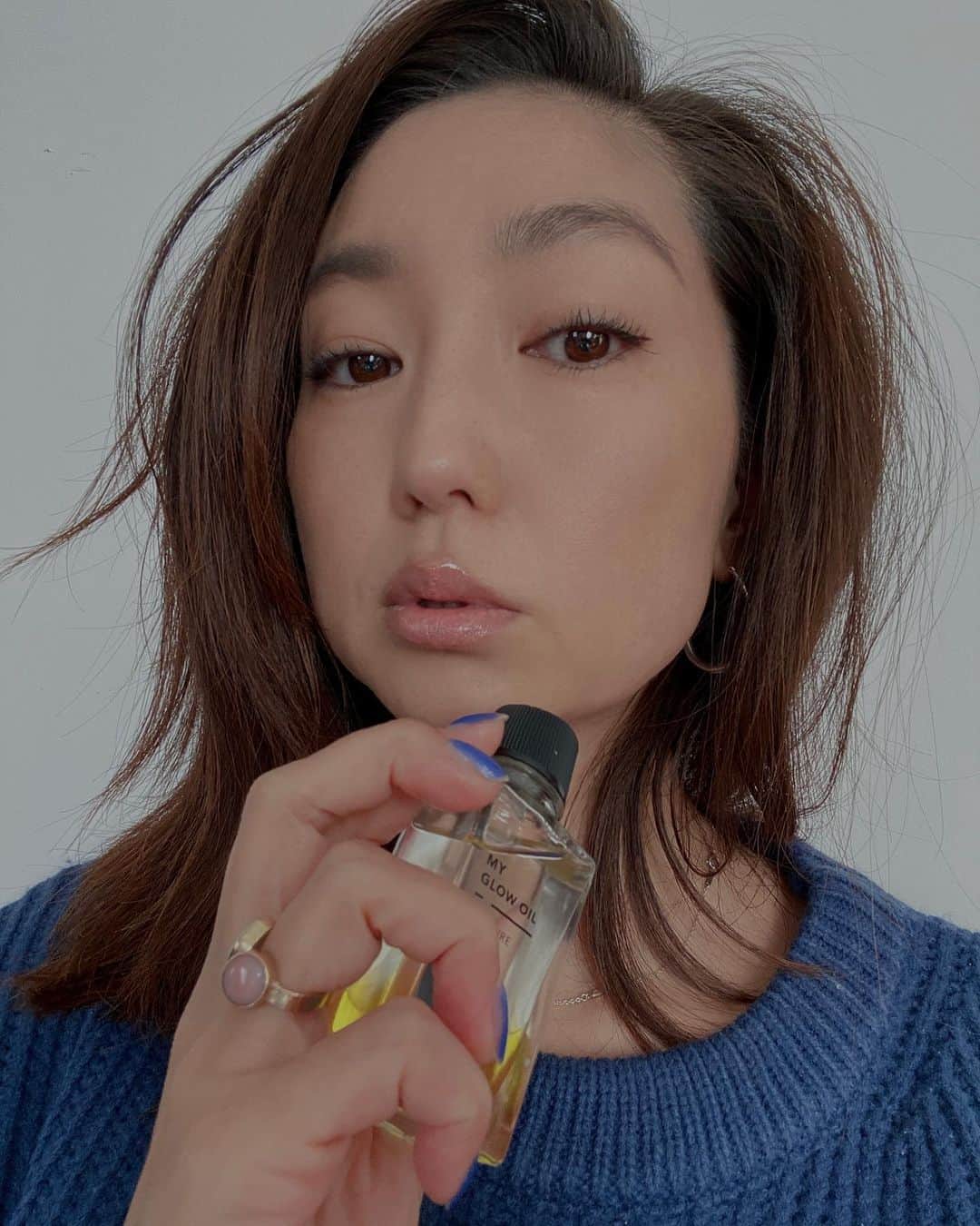堀舞紀のインスタグラム：「🍋 . . . "MY GLOW OIL" @mimiture_official  @clubcosmetics_official  . . . ブースター、 ボディのツヤ出し、 ヘアオイル！！！と万能に 使える便利アイテム。 . . 髪の毛の束感を出したり 顔にも体にも使えて 便利アイテムだから… bagにいれて持ち歩く用に❤️ . . 香りはほんのりシトラス🍋で 爽やかでした。 . . #mimiturmd #MYGLOWOIL #マイグロウオイル #ブースターオイル #オイル美容 #ブースター #美容液 #新作コスメ #ツヤ肌 #保湿ケア #保湿美容液 #美容マニア #スキンケアレポ #スキンケアレビュー . . 12月24日まで 送料無料と10%off キャンペーンを行っていまッス！ 🎄 入れ物も可愛いから ちょっとしたギフトにおススメかも🍒」
