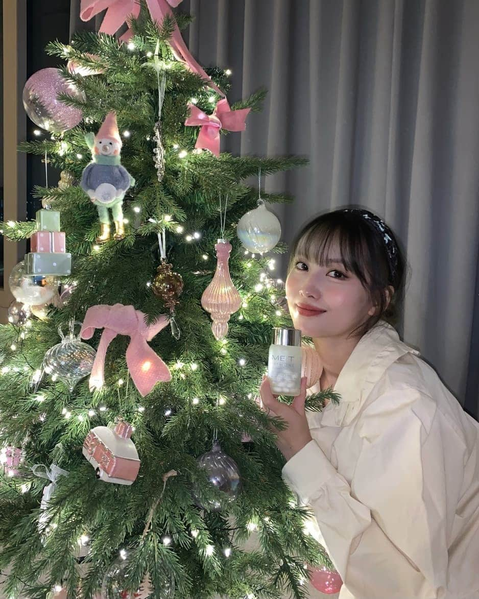 TWICEさんのインスタグラム写真 - (TWICEInstagram)「#ad Momo x Met 💙 @met_tathione #GlowMoreandMore」12月2日 15時38分 - twicetagram