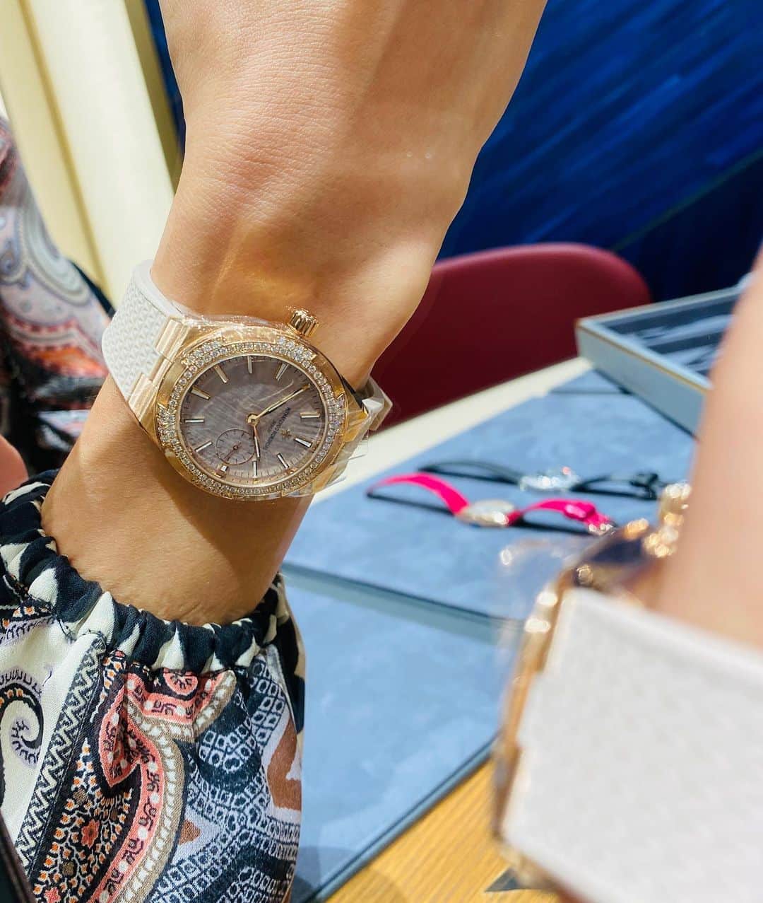 中村祥子さんのインスタグラム写真 - (中村祥子Instagram)「銀座 @vacheronconstantin が 12/5にグランドオープンいたします。 そのレセプションにご招待頂きました。私自身は、これまでに時計を身に付けることがなく、興味があったものの時計との出会いがありませんでしたが、#ヴァシュロンコンスタンタン さんの時計を拝見させて頂き、魅力的であり、精細さに心奪われてしまいました😍 お話しもとっても興味深く、ひとつひとつの時計が、形やデザインによって様々な雰囲気をもち、また手につけることでもまた違った印象を持ち合わせていて、こうやって選んで自分だけの時計に出会えたら本当に最高だなと思いました。そして時計とともに、自分が 過ごした時間だったり、経験した 日々が思い出となり残っていく。 一生ものになる時計、自分とともに前進し歳を重ねて味わい深くなっていく時計に出会えたら💗最高ですね。 銀座の　@vacheronconstantin のショップはとっても魅力溢れる空間になっていて時計の国に 来たみたい🤩とっても素敵な時間を過ごすことができました✨✨ #ピンクのベルトの時計マルタを気に入ってしまった😄  #vacheronconstantin #oneofnotmanynights #ドレス#etrofil」12月2日 15時32分 - shoko_officialpage
