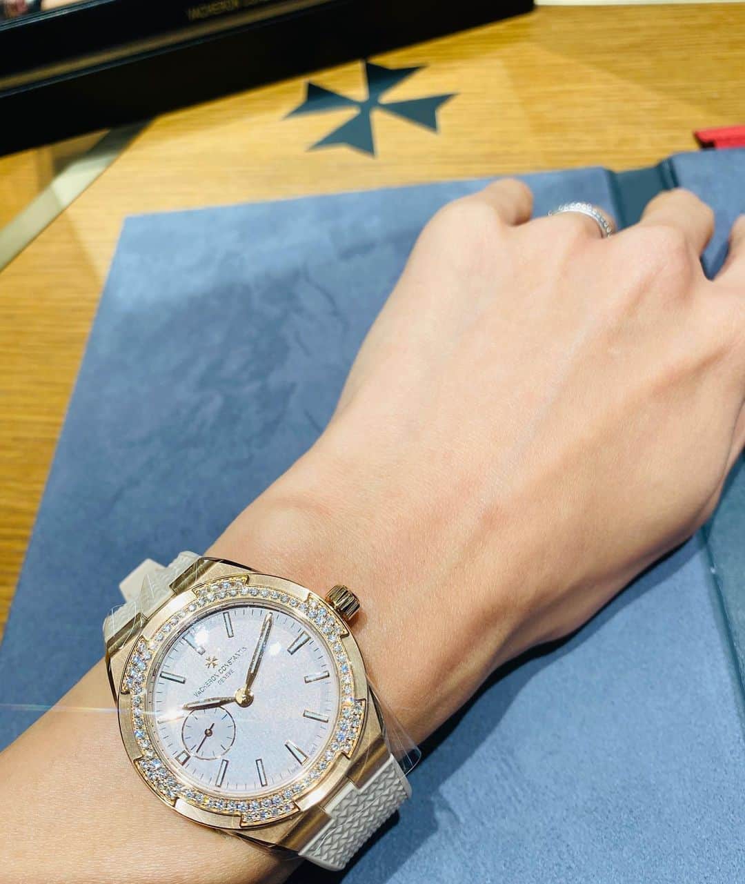 中村祥子さんのインスタグラム写真 - (中村祥子Instagram)「銀座 @vacheronconstantin が 12/5にグランドオープンいたします。 そのレセプションにご招待頂きました。私自身は、これまでに時計を身に付けることがなく、興味があったものの時計との出会いがありませんでしたが、#ヴァシュロンコンスタンタン さんの時計を拝見させて頂き、魅力的であり、精細さに心奪われてしまいました😍 お話しもとっても興味深く、ひとつひとつの時計が、形やデザインによって様々な雰囲気をもち、また手につけることでもまた違った印象を持ち合わせていて、こうやって選んで自分だけの時計に出会えたら本当に最高だなと思いました。そして時計とともに、自分が 過ごした時間だったり、経験した 日々が思い出となり残っていく。 一生ものになる時計、自分とともに前進し歳を重ねて味わい深くなっていく時計に出会えたら💗最高ですね。 銀座の　@vacheronconstantin のショップはとっても魅力溢れる空間になっていて時計の国に 来たみたい🤩とっても素敵な時間を過ごすことができました✨✨ #ピンクのベルトの時計マルタを気に入ってしまった😄  #vacheronconstantin #oneofnotmanynights #ドレス#etrofil」12月2日 15時32分 - shoko_officialpage