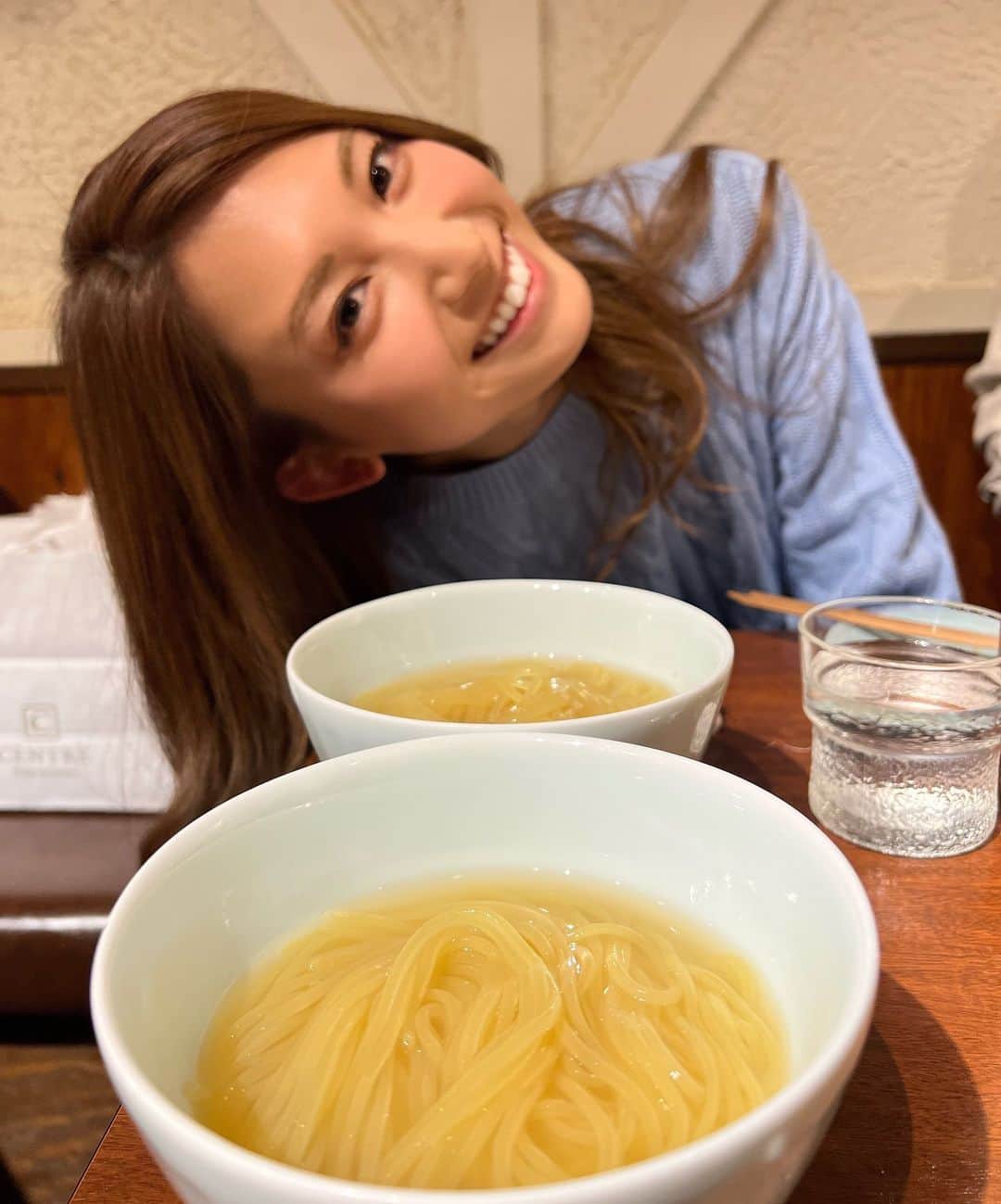 市原彩花さんのインスタグラム写真 - (市原彩花Instagram)「赤坂 らいもん❤️‍🔥❤️‍🔥  日本一予約が取れない焼肉屋！ 赤坂らいもんに食べに行けたよ🥺❤️‍🔥 噂はいろんな所から聞いてたけど、ほんっっっとに美味しかった‼️❤️‍🔥 お肉旨すぎて、はぁ〜〜🥺💭ってなった🤣 チャーハンもなんだこれーっ🙄って感じだったけど(語彙力w)、お取り寄せも出来る冷麺がすごくて、、 シンプルに麺だけなんだけど、なんでこんなに美味しいの⁉️って言いながら食べてた🤣  ずっと行きたかったお店に行けて幸せでした☺️ 貴重なお席を誘ってくれた @tokyo_wagyu_report ありがとう❣️ ↑焼肉好きな人はフォローしてみてね🥩情報量がすごいから🤣  #赤坂らいもん#らいもん#金竜山#焼肉#焼き肉#赤坂#赤坂グルメ#東京グルメ#東京焼肉#冷麺#yakiniku#japanesebbq#japanesefood#和牛#wagyu#bbq#japanesegirl#foodie」12月2日 15時39分 - ayaka_ichihara