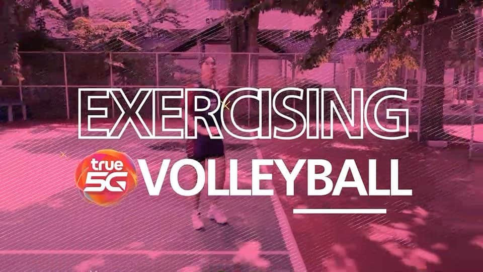 ピヤヌット・パンノイのインスタグラム：「5G TRUE-VOLLEYBALL กับ แป้น นักตบลูกยางสาวทีมชาติไทย ผู้ได้ชื่อว่าเป็นลิเบอโรบอลแรกดีที่สุดในประเทศไทย เพื่อคนไทยยุค ‘เร็ว แรง ไว’ แบบ TRUE 5G CITIZEN แข็งแรง TOGETHER เมื่อทำงานอยู่ที่บ้าน ไปด้วยกัน 🥰  อยู่บ้านกัน น้องแป้นขอชวนทุกคน มาเล่นวอลเลย์บอลกัน ได้ทั้งความสนุก ได้ทั้งความฟิตของร่างกาย ง่าย ๆ จากที่บ้านหรือสนามใกล้บ้านคุณ  ก่อน ‘ร่วมสนุก’ อย่าลืมยืดกล้ามเนื้อและอบอุ่นร่างกายด้วยล่ะ และอย่าลืมหันมาดูแลรักษาสุขภาพกันทุกคนด้วยยย ‘ด้วยความห่วงใย’  #True5G #BESTwithTRUE5G #TrueTogether #คุณค่าของการมีกันและกัน #แป้นปิยะนุช #ปิยะนุชแป้นน้อย #ปิยะนุช #volleyballthailand」