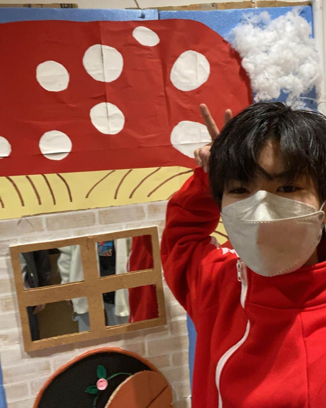 渡口和志さんのインスタグラム写真 - (渡口和志Instagram)「この赤ジャージは友達の服を借りてます  #渡口和志 #吉本坂46」12月2日 16時18分 - ooops_kazu