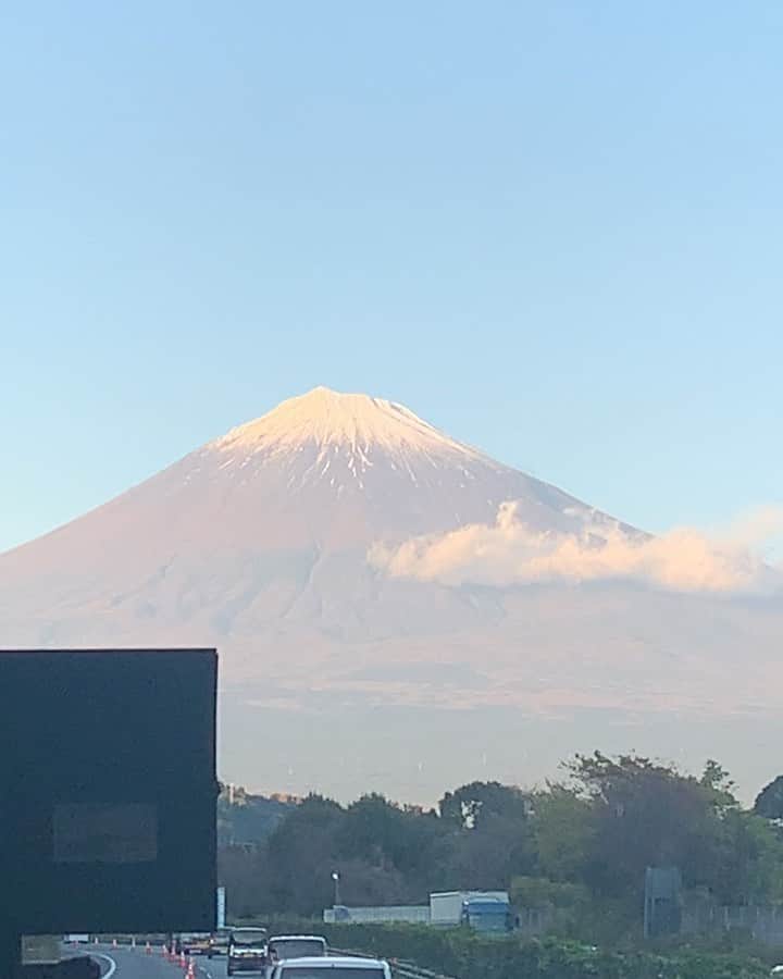 のインスタグラム：「2021年12月2日  先日お仕事で静岡に行った時に、車から見えた富士山がとっても綺麗だったので🗻✨  #富士山 #mtfuji  #mtfujijapan」