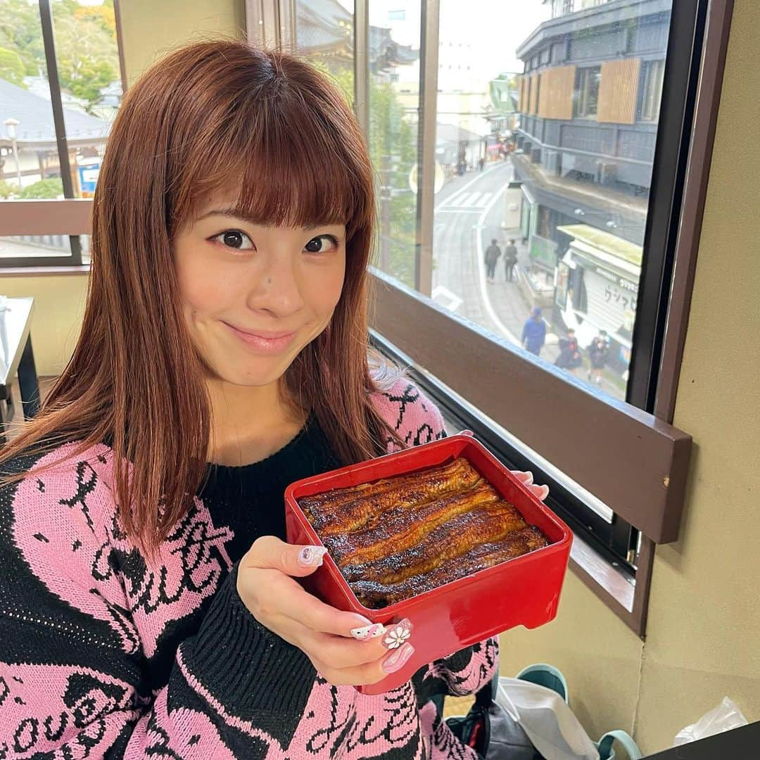 妻が綺麗すぎる。のインスタグラム：「鰻食べました！ 最後のはこっそり撮ったオフショットです笑笑 #鰻 #駿河屋  #成田山 #実家の近く #夫婦 #で #デート #ランチ #で #お酒 #立てか #ら読むと？ ・ ・ ・ #特に何もなし」