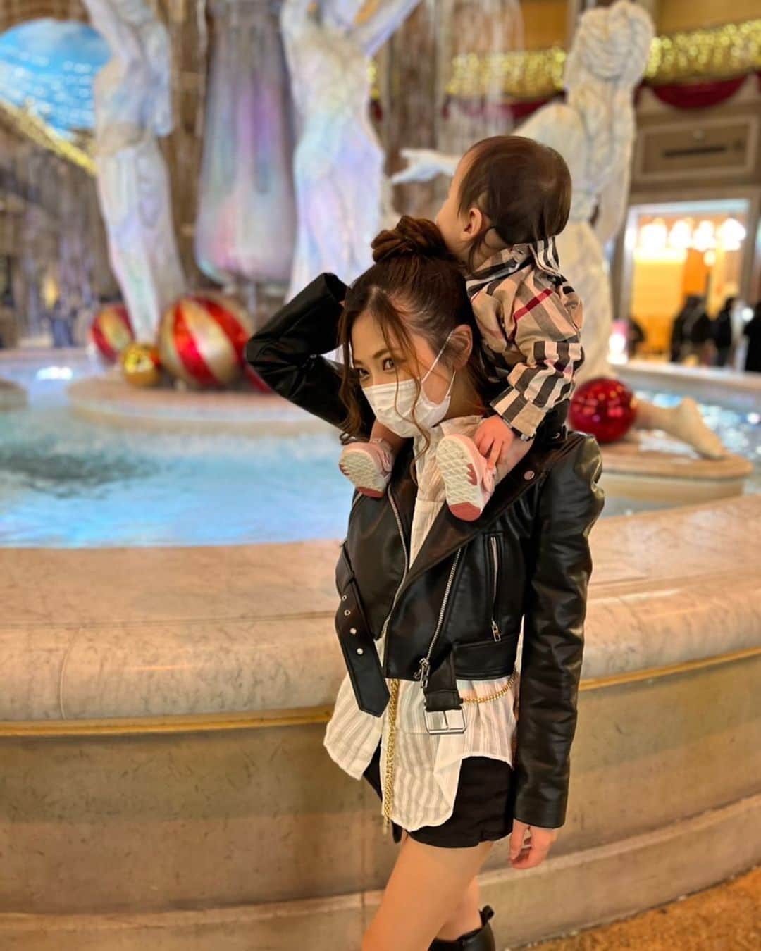 ゆらのインスタグラム：「早くマスクが無い生活がしたいな😵‍💫  子供とのふとした写真が みんなマスクしてて悲しい🥲🥲🥲  #親子 #11ヶ月女の子 #selfie」