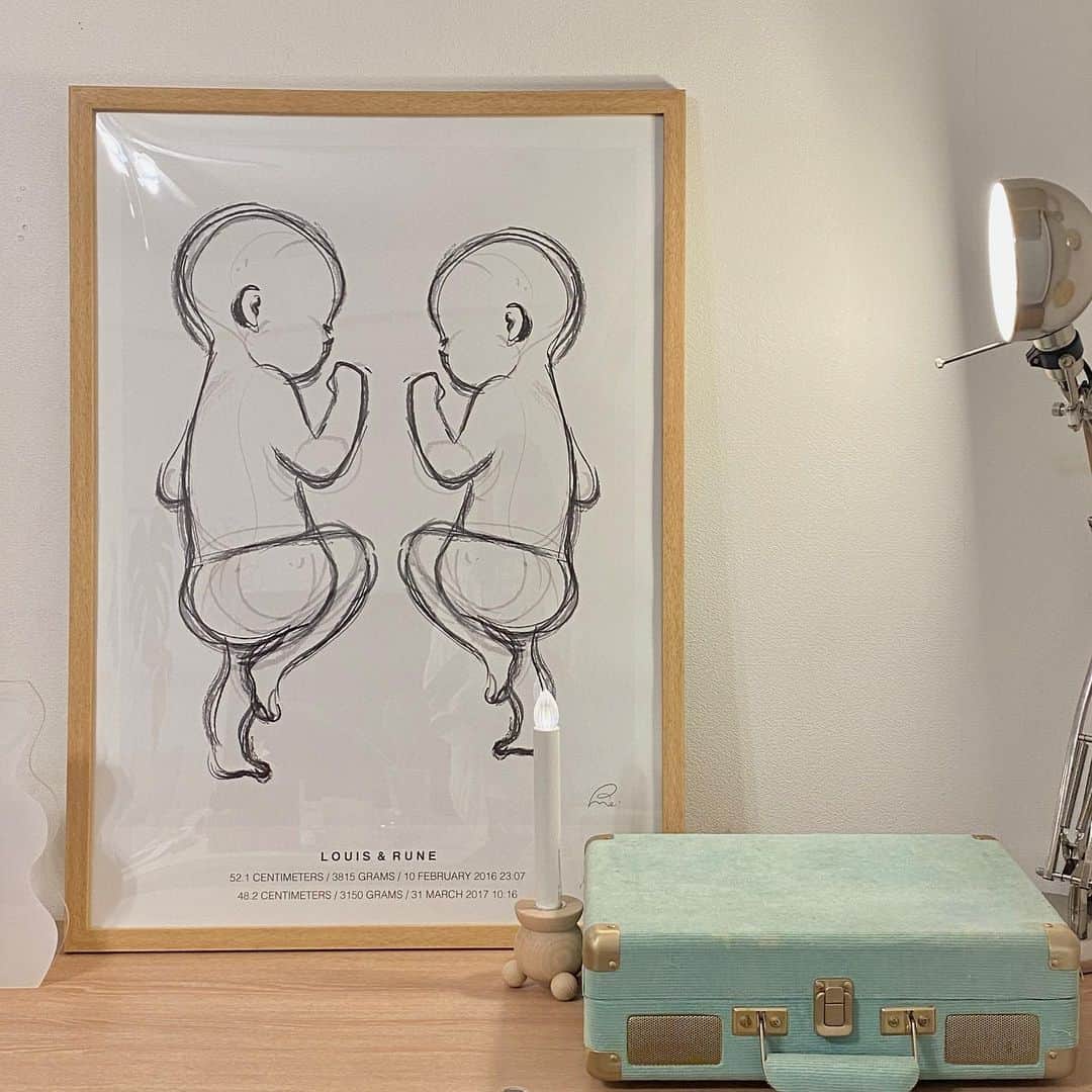manaのインスタグラム：「🕊ˎˊ˗ ずっと気になっていた @rememberme_poster の 我が子等身大ポスターが届いた〰️🪞 産まれた日から身長,体重,時間,名前が入っていて 見るたび感動しちゃう🥺 産まれてからここまでほんと早かったなぁと。 またひとついい宝物が増えました🤍*.  ˗ˏˋどこに飾るかはまだ決めれてないので一旦ここで🎂ˎˊ˗ #remembermeposter #リメンバーミーポスター #等身大ポスター #我が子」