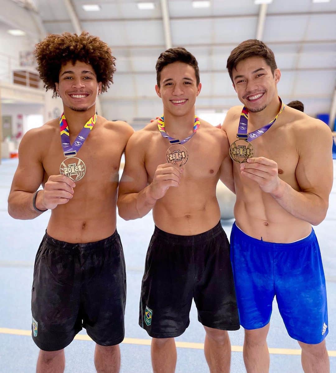 アルトゥール・オヤカワ・マリアノのインスタグラム：「Medalhistas Panamericanos Jr. 🥇🥈🥉🥈 👏🏻👏🏻👏🏻 Vi crescer e vi vencer 👏🏻  Parabensss timeeee! 🔥  #EsporteClubePinheiros #ComitêOlimpicoBrasileiro #COB #TimeBrasil #Caixa #LoteriasCaixa #Cbg #BolsaPodio  #ForçasNoEsporte #Cda #Odontoprev #newon #Aminovital #TimeAjinomoto #CaruCafe #Gymnastics」