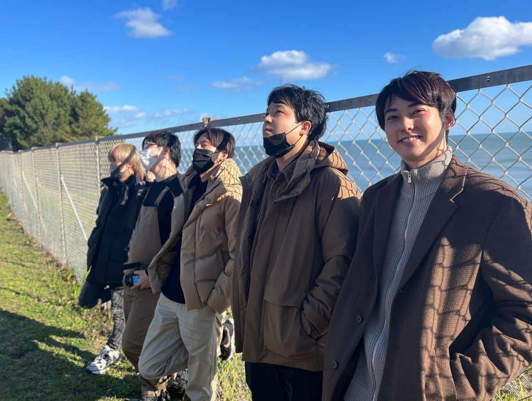 ないとーのインスタグラム：「旅の途中の海辺で一枚。 ぜひ旅動画の公開お楽しみに！」