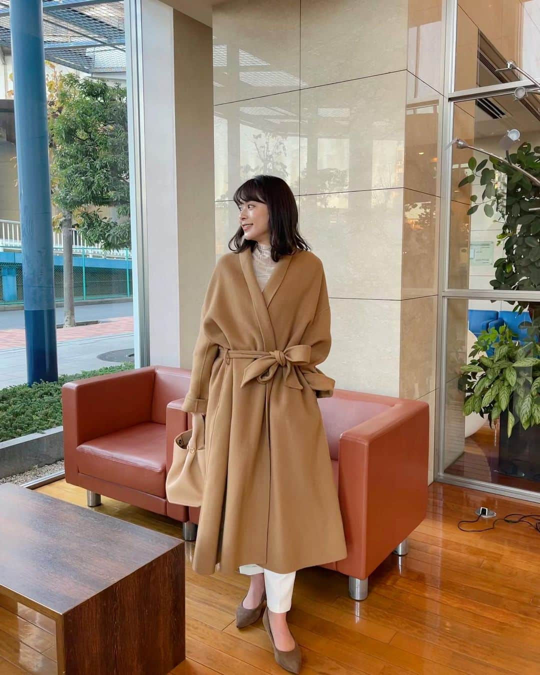 沖田愛加さんのインスタグラム写真 - (沖田愛加Instagram)「@stylevoice_official 限定の @celford_official とのコラボブラウス🍃 パンツに合わせた！❤️ . . おなかすいたあ！ みんな夜ご飯何食べるの？？🙈✨ . . #stylevoice #celford #stylevoice限定 #ブラウスコーデ #ブラウス #ロングリバーコート」12月2日 18時30分 - okita_aika