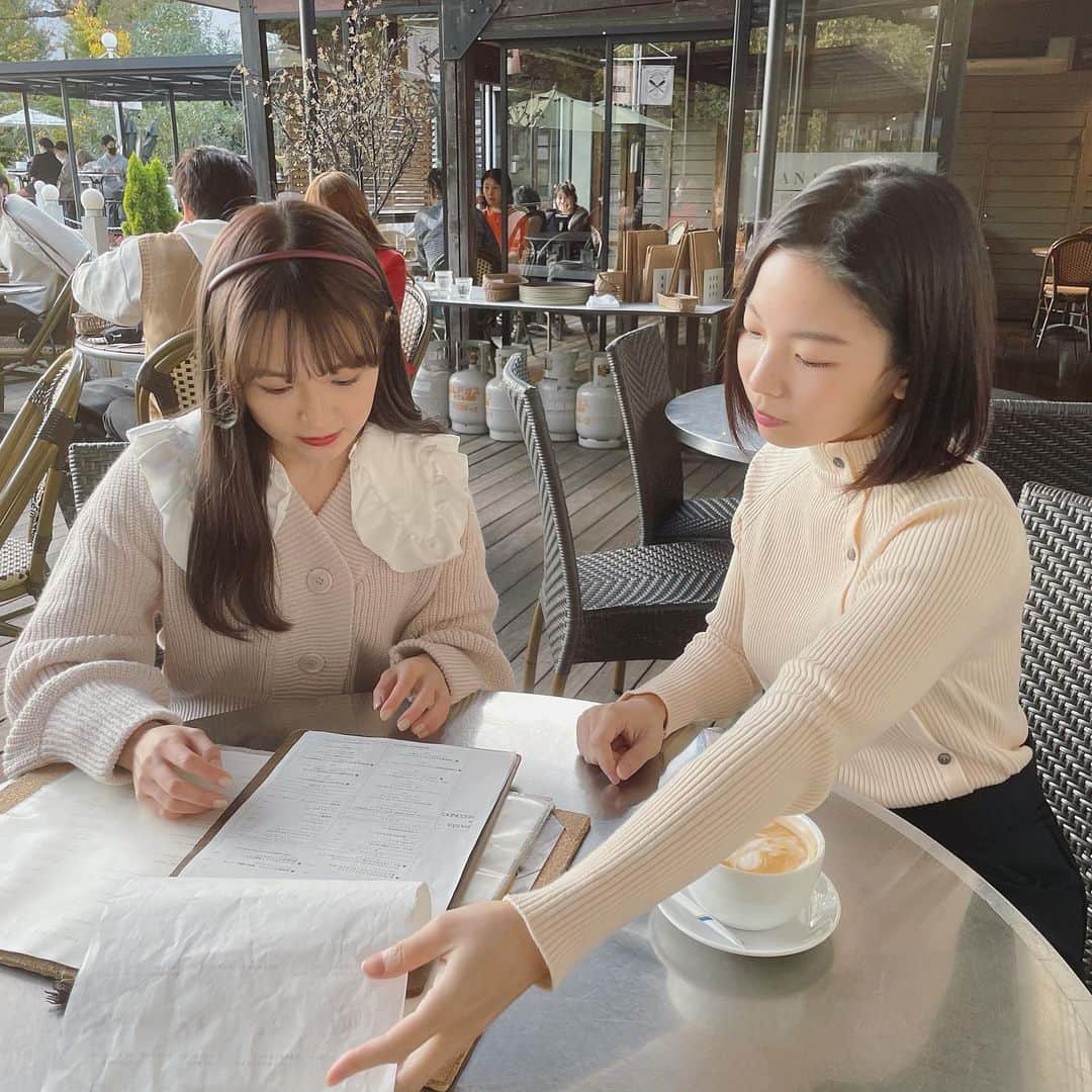 尾崎由香のインスタグラム：「お知らせ📢✨  アンケートご協力ありがとうございました✨ アンケートの結果.、  12月25日21時〜 #ぴゅありなクリスマス　 インスタライブを開催します🎄❄️  #クリスマス に楽しい予定が💕 是非当日に予定を入れて待っていて下さいね😊  やって欲しいことメッセージなど、Twitterやインスタで　'' #ぴゅありなクリスマス　''を付けて呟いてね♪♪ 2人で大切に読ませて頂きます😌 素敵なプレゼントが🎁あるかも！」