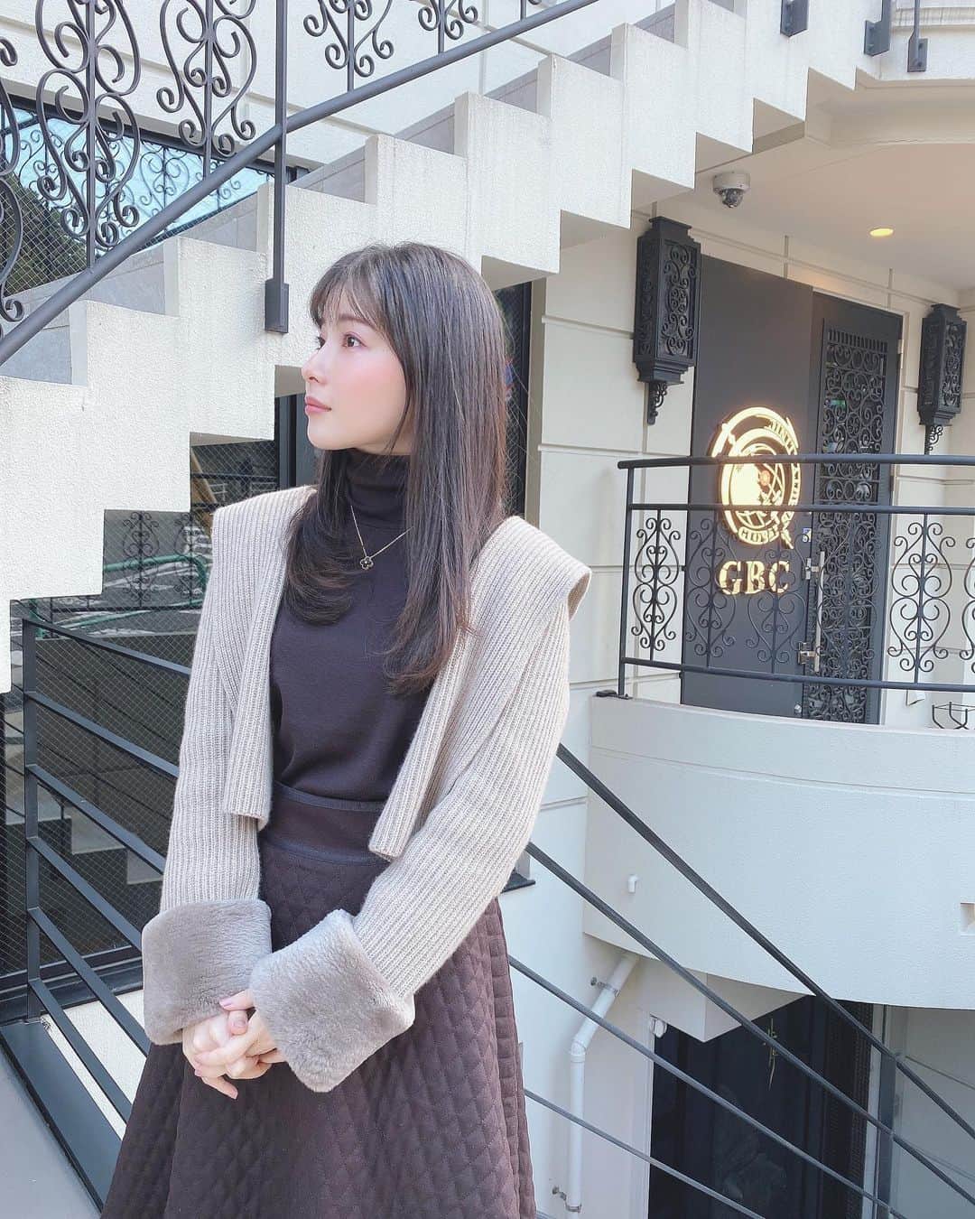 のインスタグラム：「クリニックの前で☺️  #冬コーデ #153cmコーデ #ブラウンコーデ #キルティングスカート #foxey #vancleefarpels #ニットカーディガン #フォクシー」