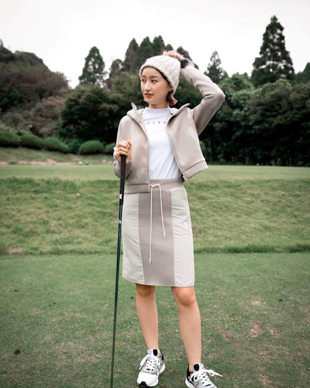 のインスタグラム：「私服にも使えるセットアップ⛳️ @herg_olf  派手なウェアも可愛いけど、 大人っぽい落ち着いた色味のウェアを選びがち🐰❤︎  #ゴルフ女子 #ゴルフ男子 #ゴルフコーデ #スポーツ女子  #ゴルフウェア #スポーツ #golf #골프 #골프스타그램 #골프장 #라운드 #골프스윙 #골프사랑 #골프레슨 #아이언샷 #스크린골프  #トレーニング #トレーニング女子 #筋トレ #筋トレ女子 #golfstagram #golfswing #girlsgolf #golfer」