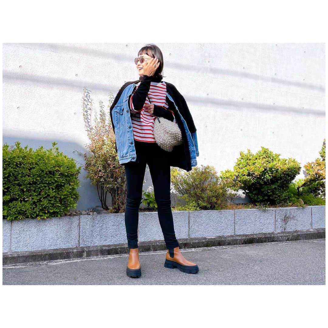 李ヒャンのインスタグラム：「12月突入。(はやっ😵) 寒くなってましたね❄️ ヘビロテのBIG BORDER LONG Tはゆったりサイズなのでインナーを重ね着して着れちゃうので昨年のあったかタートルを重ね着。 このボーダーロンT生地が本当にしっかりしていて洗っても洗ってもへこたれない✌️ お問合せ多数いただいていた赤ボーダーは明日12時再入荷します。 明日からクリスマスキャンペーンも始まるのでぜひチェックしてみてくださいね🎄 #fashion #style #ootd #outfits #herfee #herfee_official」
