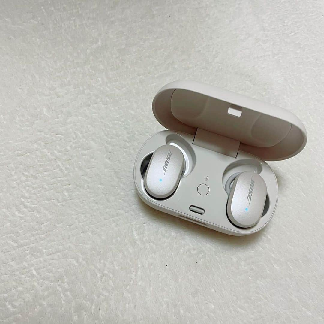 ましゅろ～さんのインスタグラム写真 - (ましゅろ～Instagram)「@BOSEデビュー  Bose QuietComfort® Earbuds  ノイズキャンセリングで有名なBOSEさんの ワイヤレスイヤホンデビューしました！  BOSEが「ボーズ」って読むの初めて知ったくらいBOSE初心者  まず、形特殊！初めてつけるタイプ つけるの難しいなぁ…ってなる人いるかもしれないけど、 ちゃんとコツ掴んでつけられるようになったら 外れにくくて痛くならない ちょうど耳にはまる感じがツボ  安定で音楽のクオリティは最高でした、、、 音楽素人でもさすがにいいイヤホンだとわかるよ、、  #BoseEarbuds #RuleTheQuiet #BoseAmbassador #ボーズ #ワイヤレスイヤホン #PaidpartnersshipwithBOSE #イヤホン」12月2日 19時56分 - photomasyuro