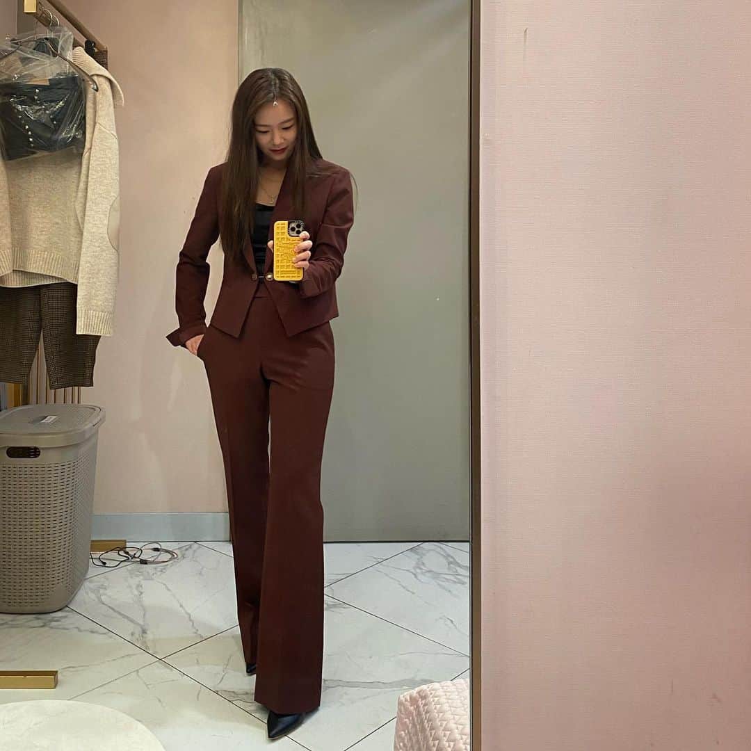 ハン・スンヨンのインスタグラム：「#셀카 이렇게고개숙인다고?」