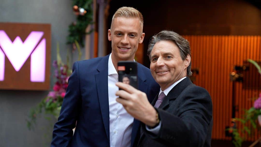 ティモ・バウムガルトルのインスタグラム：「Union meets GZSZ 😁 Wie wir Timo zum Set gelotst haben, seht ihr in ‚Ein Tag mit Timo Baumgartl’ ✌️ Jetzt bei AFTV und YouTube 🎥🇮🇩   Die komplette Folge @gzsz gibt’s heute Abend bei @rtl_com 19:40 Uhr oder als Stream auf @rtlplus   #unionmeetsgzsz #timobaumgartl #halbtagsschauspieler #dernächstejamesbond #eisern #fcunion #unveu」