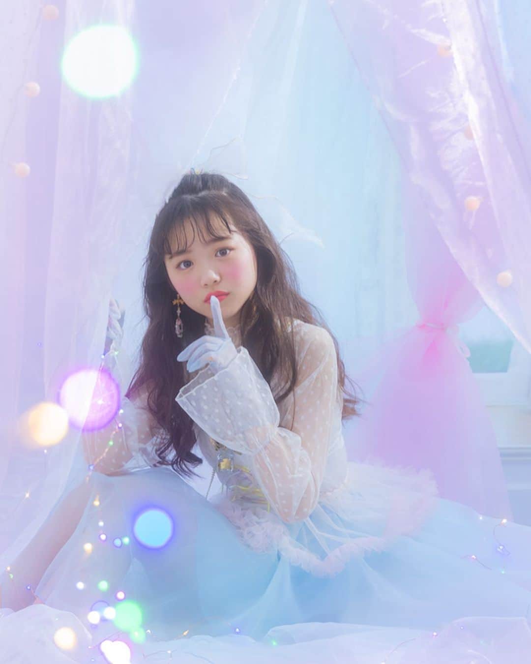 ニコ☆プチのインスタグラム：「👸💖🍓🌱  12月号『小松崎ふたばの100問100答』企画より 特別ショットを大公開‼︎🤍  ふたばの"かわいいのヒミツ"と、"ニコ☆プチ愛"が ぎっしりつまった企画になってるよ😘✨ ぜひすみからすみまでチェックしてみてね📚💓  Photo by @ogawafilm   #小松崎ふたば」