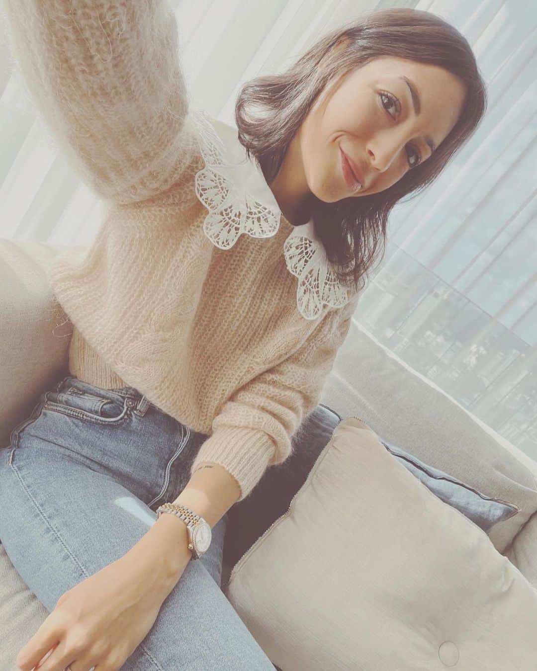 アンナ・オルティス（イニエスタの妻）のインスタグラム：「Diciembre. Y tus abrazos tan esperados que nos acercan a la navidad..  Tu brisa, tu paz y tu serenidad.. Tiempo de soñar, de celebrar, de brindar y de recordar…  Y aún, cuando la melancolía y la nostalgia más me invaden… Siempre serás mi favorito 🤍🙏🏼 #midiciembre」