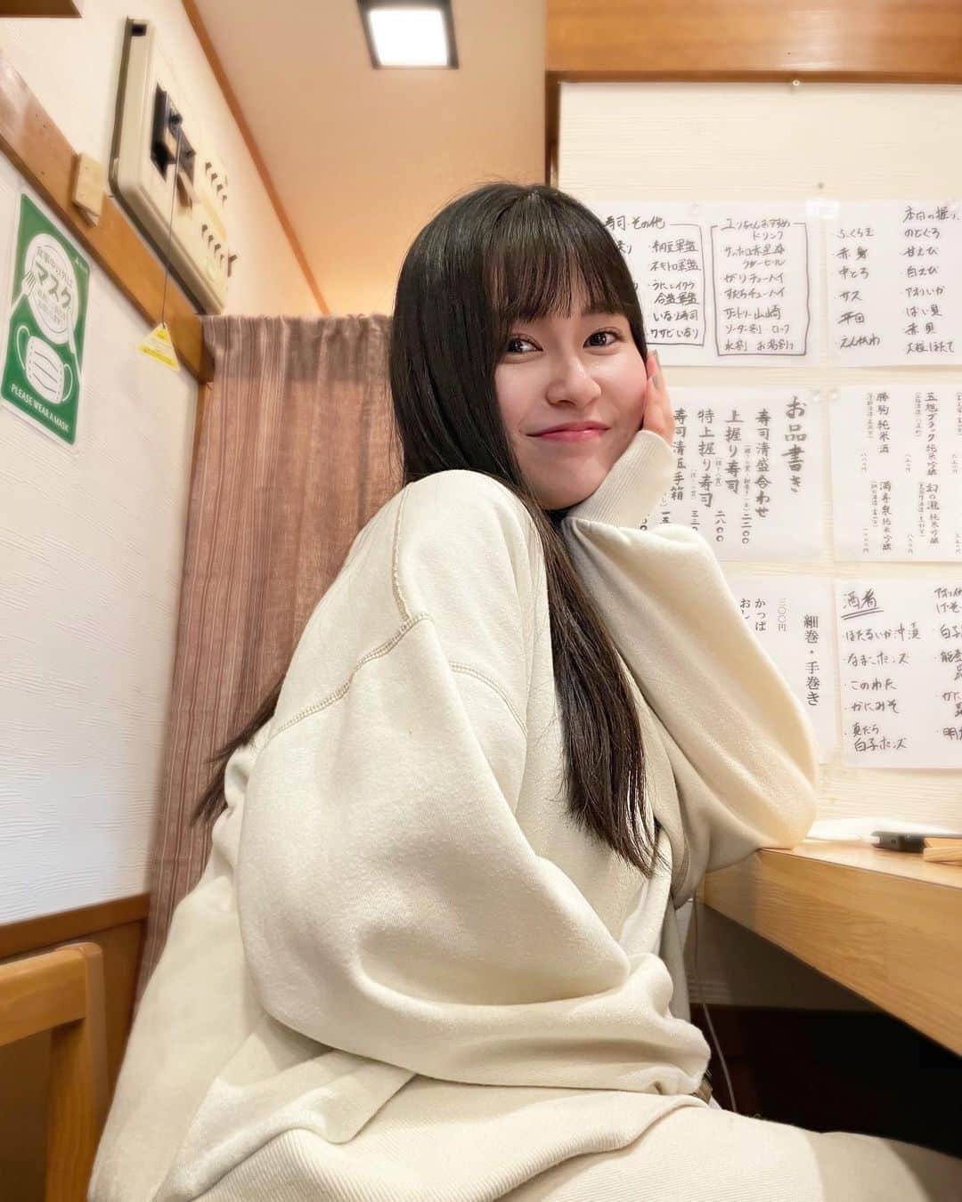 未梨一花さんのインスタグラム写真 - (未梨一花Instagram)「先週の休日   ずっと行ってみたかった富山県へ🚄   お寿司を食べるためだけに 片道3時間   雨の中何軒も巡り歩いて ようやく出会えた #寿司清 さん🍣   白子ポンズ 白えび のどぐろ サーモン あなご うにとイクラ合盛軍艦 玉子焼き   全部美味しかった 特に綺麗すぎる白子と大好きなあなご ほんとに美味しいです！毎日食べたい！！！！   富山に住んだら痛風まっしぐらだなあ   大将おすすめの地酒も美味しくて🍶 お腹も心も満たされた一日目でした   @zizake_zizakana_susikiyo さん ありがとうございました！！ また行きます🤤     #富山県 #富山市 #富山駅前 #寿司屋 #お寿司 #地酒 #地魚 #白子ポン酢 #にぎり #白えび #のどぐろ #サーモン #あなご #うに #いくら #玉子焼き #休日 #旅行 #国内旅行」12月2日 20時34分 - 1ka__3ri