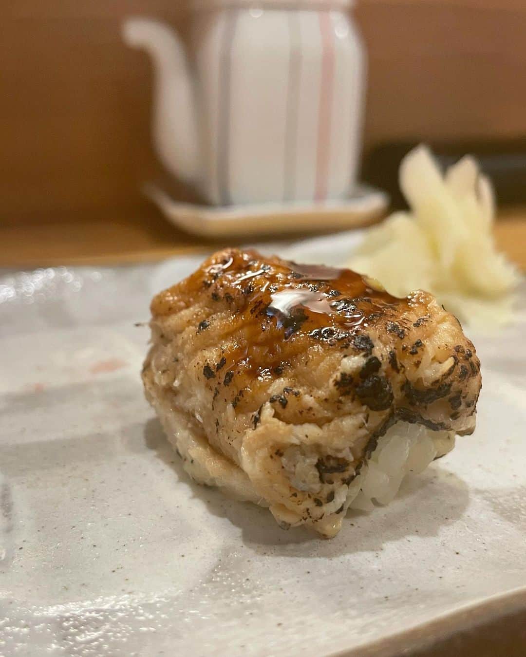 未梨一花さんのインスタグラム写真 - (未梨一花Instagram)「先週の休日   ずっと行ってみたかった富山県へ🚄   お寿司を食べるためだけに 片道3時間   雨の中何軒も巡り歩いて ようやく出会えた #寿司清 さん🍣   白子ポンズ 白えび のどぐろ サーモン あなご うにとイクラ合盛軍艦 玉子焼き   全部美味しかった 特に綺麗すぎる白子と大好きなあなご ほんとに美味しいです！毎日食べたい！！！！   富山に住んだら痛風まっしぐらだなあ   大将おすすめの地酒も美味しくて🍶 お腹も心も満たされた一日目でした   @zizake_zizakana_susikiyo さん ありがとうございました！！ また行きます🤤     #富山県 #富山市 #富山駅前 #寿司屋 #お寿司 #地酒 #地魚 #白子ポン酢 #にぎり #白えび #のどぐろ #サーモン #あなご #うに #いくら #玉子焼き #休日 #旅行 #国内旅行」12月2日 20時34分 - 1ka__3ri