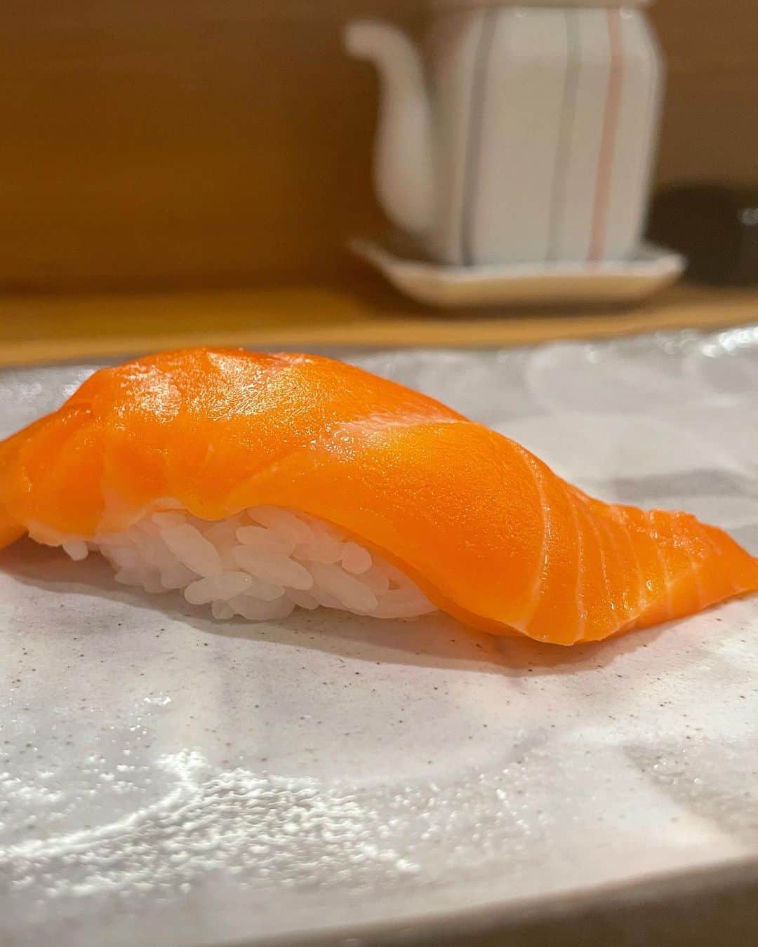 未梨一花さんのインスタグラム写真 - (未梨一花Instagram)「先週の休日   ずっと行ってみたかった富山県へ🚄   お寿司を食べるためだけに 片道3時間   雨の中何軒も巡り歩いて ようやく出会えた #寿司清 さん🍣   白子ポンズ 白えび のどぐろ サーモン あなご うにとイクラ合盛軍艦 玉子焼き   全部美味しかった 特に綺麗すぎる白子と大好きなあなご ほんとに美味しいです！毎日食べたい！！！！   富山に住んだら痛風まっしぐらだなあ   大将おすすめの地酒も美味しくて🍶 お腹も心も満たされた一日目でした   @zizake_zizakana_susikiyo さん ありがとうございました！！ また行きます🤤     #富山県 #富山市 #富山駅前 #寿司屋 #お寿司 #地酒 #地魚 #白子ポン酢 #にぎり #白えび #のどぐろ #サーモン #あなご #うに #いくら #玉子焼き #休日 #旅行 #国内旅行」12月2日 20時34分 - 1ka__3ri