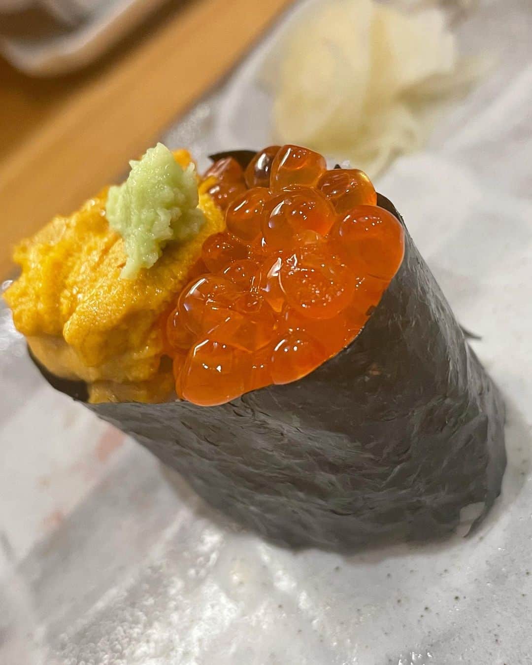 未梨一花さんのインスタグラム写真 - (未梨一花Instagram)「先週の休日   ずっと行ってみたかった富山県へ🚄   お寿司を食べるためだけに 片道3時間   雨の中何軒も巡り歩いて ようやく出会えた #寿司清 さん🍣   白子ポンズ 白えび のどぐろ サーモン あなご うにとイクラ合盛軍艦 玉子焼き   全部美味しかった 特に綺麗すぎる白子と大好きなあなご ほんとに美味しいです！毎日食べたい！！！！   富山に住んだら痛風まっしぐらだなあ   大将おすすめの地酒も美味しくて🍶 お腹も心も満たされた一日目でした   @zizake_zizakana_susikiyo さん ありがとうございました！！ また行きます🤤     #富山県 #富山市 #富山駅前 #寿司屋 #お寿司 #地酒 #地魚 #白子ポン酢 #にぎり #白えび #のどぐろ #サーモン #あなご #うに #いくら #玉子焼き #休日 #旅行 #国内旅行」12月2日 20時34分 - 1ka__3ri