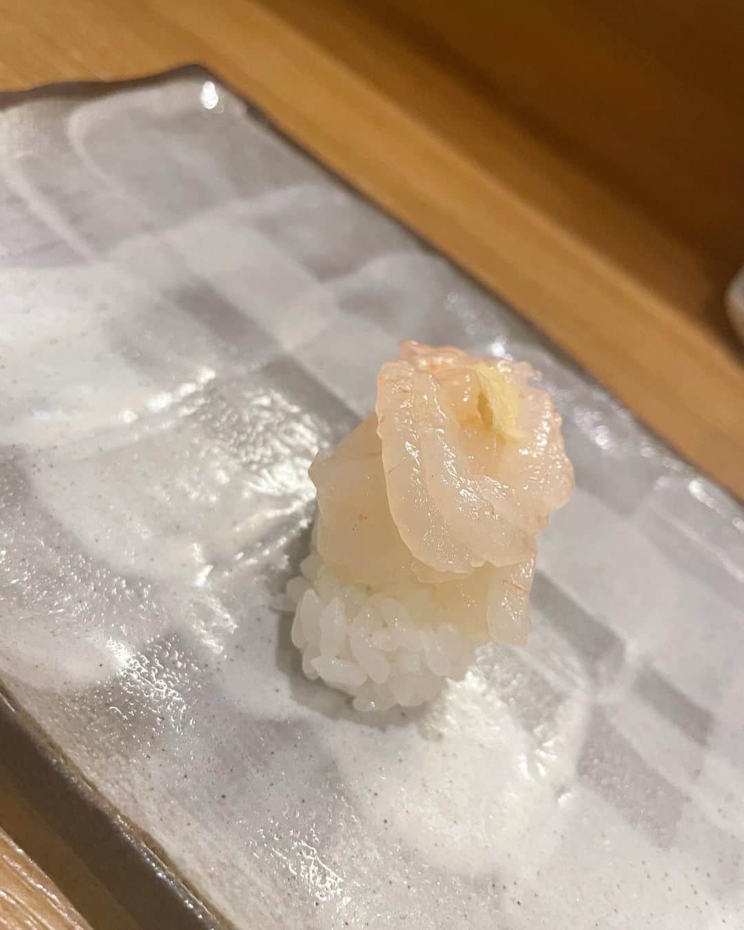 未梨一花さんのインスタグラム写真 - (未梨一花Instagram)「先週の休日   ずっと行ってみたかった富山県へ🚄   お寿司を食べるためだけに 片道3時間   雨の中何軒も巡り歩いて ようやく出会えた #寿司清 さん🍣   白子ポンズ 白えび のどぐろ サーモン あなご うにとイクラ合盛軍艦 玉子焼き   全部美味しかった 特に綺麗すぎる白子と大好きなあなご ほんとに美味しいです！毎日食べたい！！！！   富山に住んだら痛風まっしぐらだなあ   大将おすすめの地酒も美味しくて🍶 お腹も心も満たされた一日目でした   @zizake_zizakana_susikiyo さん ありがとうございました！！ また行きます🤤     #富山県 #富山市 #富山駅前 #寿司屋 #お寿司 #地酒 #地魚 #白子ポン酢 #にぎり #白えび #のどぐろ #サーモン #あなご #うに #いくら #玉子焼き #休日 #旅行 #国内旅行」12月2日 20時34分 - 1ka__3ri