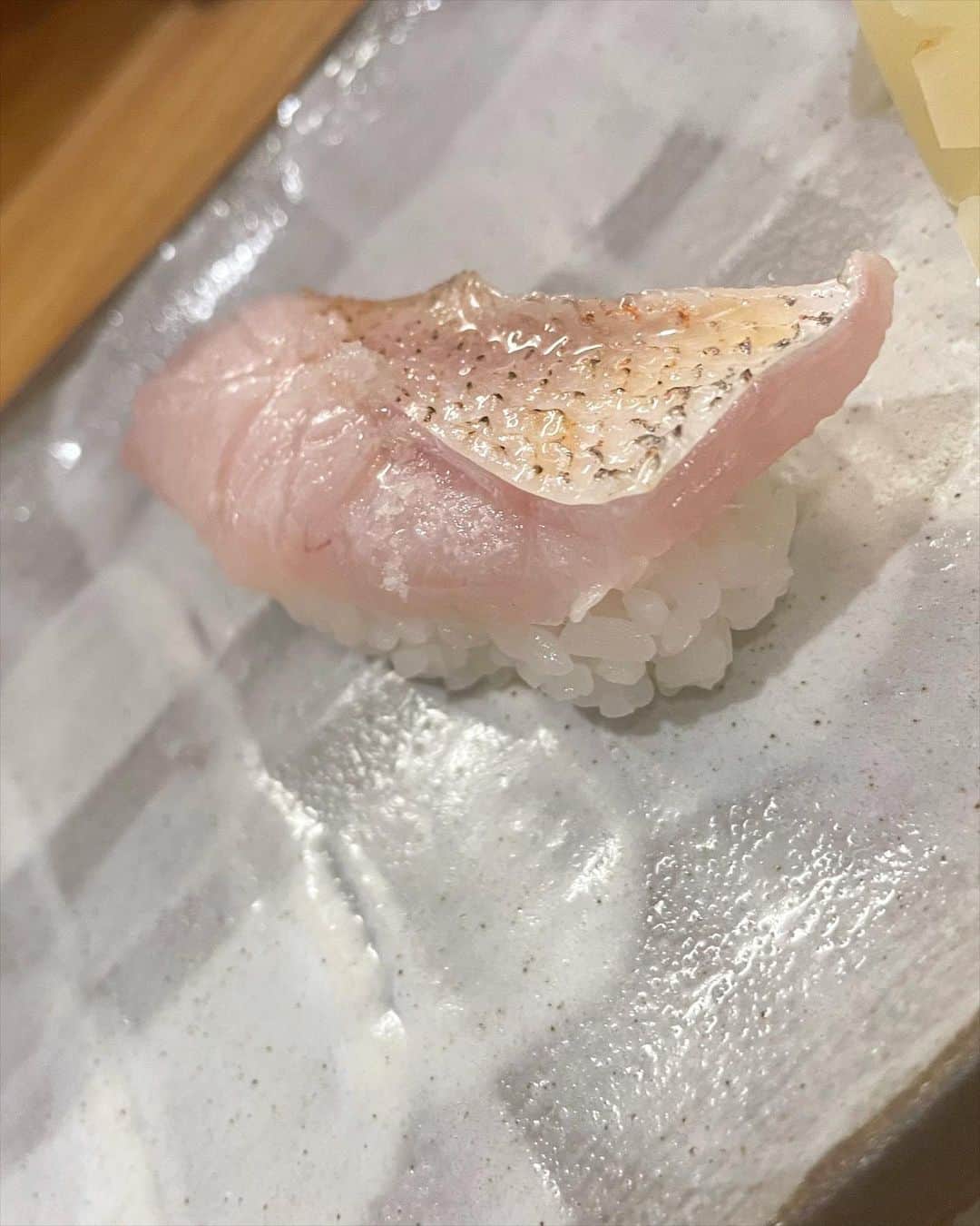未梨一花さんのインスタグラム写真 - (未梨一花Instagram)「先週の休日   ずっと行ってみたかった富山県へ🚄   お寿司を食べるためだけに 片道3時間   雨の中何軒も巡り歩いて ようやく出会えた #寿司清 さん🍣   白子ポンズ 白えび のどぐろ サーモン あなご うにとイクラ合盛軍艦 玉子焼き   全部美味しかった 特に綺麗すぎる白子と大好きなあなご ほんとに美味しいです！毎日食べたい！！！！   富山に住んだら痛風まっしぐらだなあ   大将おすすめの地酒も美味しくて🍶 お腹も心も満たされた一日目でした   @zizake_zizakana_susikiyo さん ありがとうございました！！ また行きます🤤     #富山県 #富山市 #富山駅前 #寿司屋 #お寿司 #地酒 #地魚 #白子ポン酢 #にぎり #白えび #のどぐろ #サーモン #あなご #うに #いくら #玉子焼き #休日 #旅行 #国内旅行」12月2日 20時34分 - 1ka__3ri