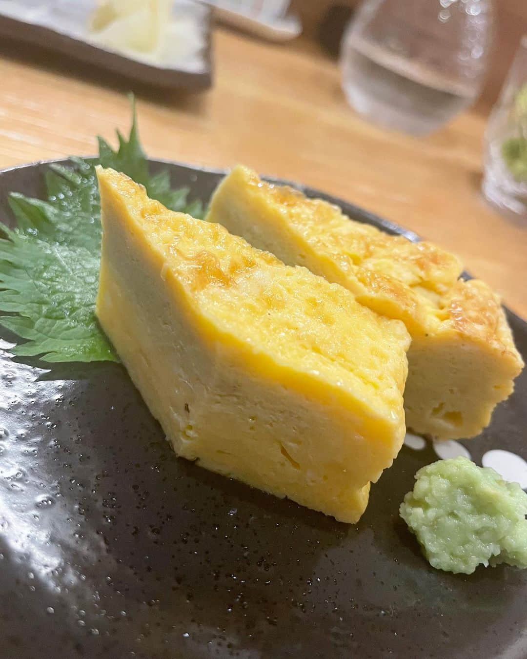 未梨一花さんのインスタグラム写真 - (未梨一花Instagram)「先週の休日   ずっと行ってみたかった富山県へ🚄   お寿司を食べるためだけに 片道3時間   雨の中何軒も巡り歩いて ようやく出会えた #寿司清 さん🍣   白子ポンズ 白えび のどぐろ サーモン あなご うにとイクラ合盛軍艦 玉子焼き   全部美味しかった 特に綺麗すぎる白子と大好きなあなご ほんとに美味しいです！毎日食べたい！！！！   富山に住んだら痛風まっしぐらだなあ   大将おすすめの地酒も美味しくて🍶 お腹も心も満たされた一日目でした   @zizake_zizakana_susikiyo さん ありがとうございました！！ また行きます🤤     #富山県 #富山市 #富山駅前 #寿司屋 #お寿司 #地酒 #地魚 #白子ポン酢 #にぎり #白えび #のどぐろ #サーモン #あなご #うに #いくら #玉子焼き #休日 #旅行 #国内旅行」12月2日 20時34分 - 1ka__3ri