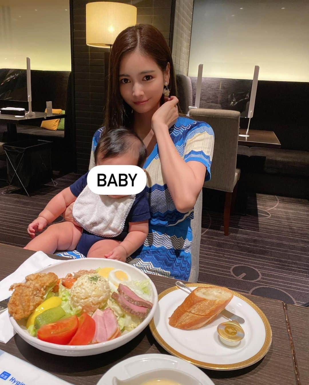 得あゆさんのインスタグラム写真 - (得あゆInstagram)「毎日ママやってますよ🤣💓← 写真は👶🏻がまだ5ヶ月くらいの時。 今でもまだまだ赤ちゃんなのに、 なんかこの頃めっちゃドスコイだ🤣 一瞬で大きくなるので 1日1日が大切で面白いです👶🏻❤️💭  最後の写真、🤣 旦那と食べる内容違いすぎワロタ ・ ・ ・ ・ ・ ・ ・ ・ ・ ・ ・ ・ ・ #リーガロイヤルホテル大阪#ホテル#ホテルディナー#大阪#大阪ホテル#大阪プレママ#プレママ#プレママライフ#ディナー#サラダ#ベビー#赤ちゃんのいる生活#赤ちゃんのいる暮らし#子育てママ#子育てグラム#子育てママと繋がりたい#主婦#男の子ベビー#ママコーデ#ママファッション#ママライフ#産後#産後ダイエット#産後骨盤矯正#親子コーデ#生後5ヶ月#hotel#osakajapan#salad#babyboy」12月2日 20時36分 - tokuayu819