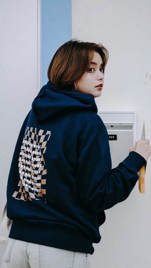 岸本セシルのインスタグラム：「アパレルラインを早口ウチナーぐちで紹介してます。笑」