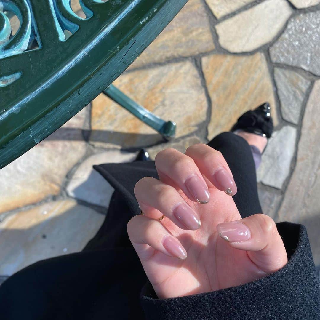 のインスタグラム：「. 久しぶりにネイル行った💅  ずっとセルフネイルだったけど、 親指と人差し指が真ん中から折れて…🥲  一年前からやりたかった ピンク×ゴールドのネイル🤍  #ネイルデザイン #ネイル #シンプルネイル #オフィスネイル #ナチュラルネイル #ニュアンスネイル」