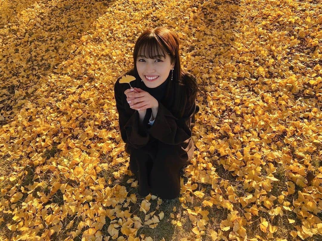 村島未悠さんのインスタグラム写真 - (村島未悠Instagram)「親友と紅葉デート🍁 お天気良くて 気持ちよかったなぁ😌  #新宿御苑 #紅葉 #イチョウ  #紅葉デート」12月2日 21時13分 - happy_miyu0827