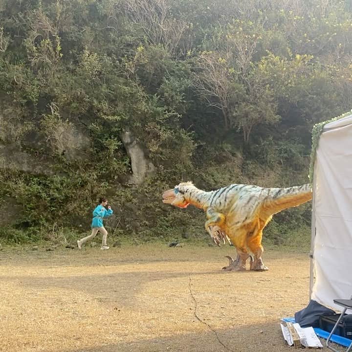近藤千尋のインスタグラム：「本日放送でした📺  久々にモニタリングさん やられました。笑🦕🦖 後ろから撮ってたマネージャーさんカメラ📷笑 私の走り方どうにかならないかね💦🤣 #小学生の頃はアンカー  ダイヤモンドユカイさん、 優しくてロケバスでも沢山 お話ししてくださいました☺️✨ 生歌聞けた幸せでした🎤🦖👂 ありがとうございました😊😊😊  明日はラヴィット！📺 朝8:00から見てくださいね😊❣️  ニット、ベルト @public_tokyo  レギンス @a_plus_tokyo  アクセサリー @roomx601  シューズ @dianashoespress」