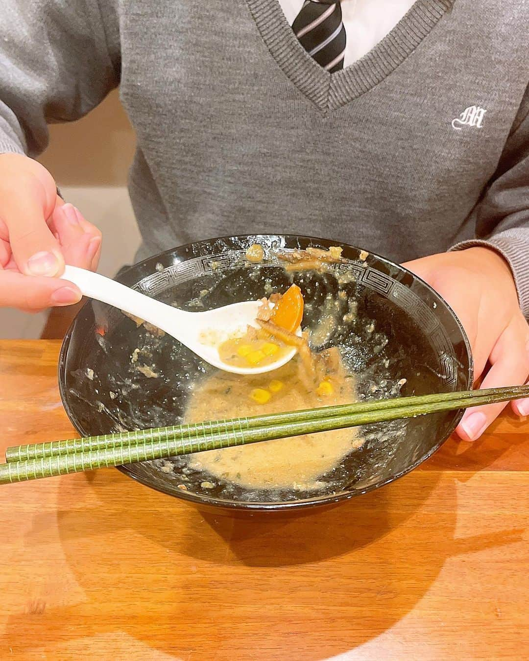 みきママさんのインスタグラム写真 - (みきママInstagram)「【豚汁の残りで味噌ラーメンです！！】  前日の豚汁の残り＋ごま油＋コーン＋バターで味噌ラーメンになります✨  もう1品は鶏肉で角煮風にしました🤣🤣🤣豚こま肉でできる角煮のレシピは100楽に載っています😄😄😄  すると、杏ちゃん「ラーメンおいしい！！」ってさ。  れんくん「味噌ラーメンうま」ってさ。ペロリです。  すると、杏ちゃん「Siriにサンタさんって本当にいるの？って聞いたら、いますってサンタさんの写真がいっぱい出てきた。」ってさ。  すると、れんくん「サンタ、どこにいると思ってんの？」ってさ。黙れ。  Siri、サンキューソーマッチ‼️サンキューソーマッチ‼️  #みきママ　#味噌ラーメン #豚汁　#角煮  風味」12月2日 21時40分 - mikimama_official