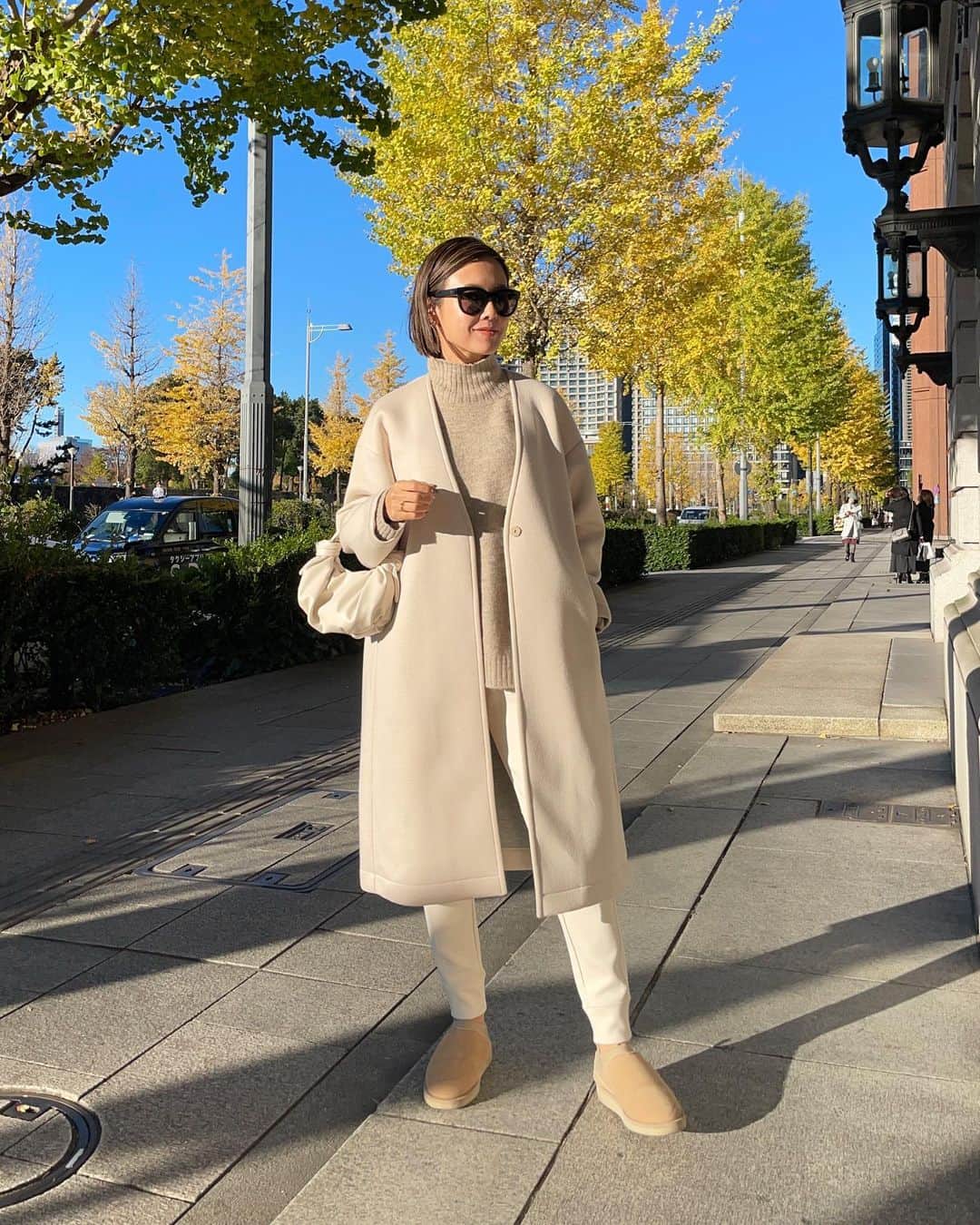 のインスタグラム：「2021/12/02  銀杏並木を見にフラッとドライブ🚗 ＋Jのスウェットパンツにニットで楽ちんコーデ🤗  coatigan.knit #damefrank pants #uniqlo  shoes #suicoke  bag #zara」