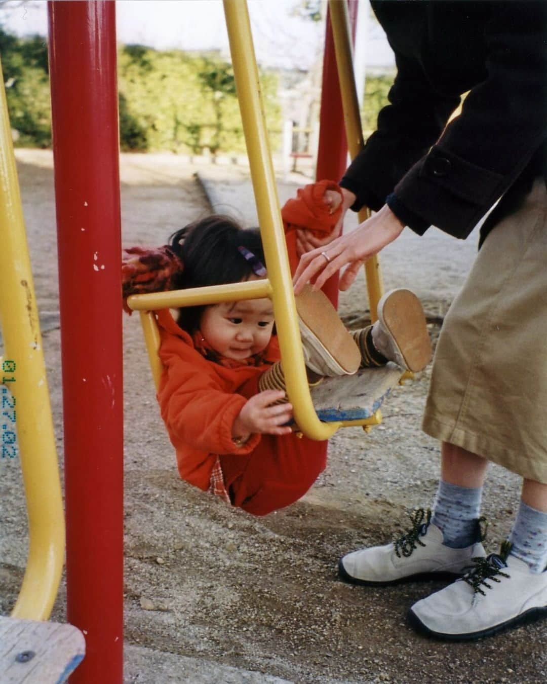 尾碕真花のインスタグラム：「. . . 毎年誕生日の写真が無くて悩むので、恒例の幼少期の写真を。 . 本日21歳になりました！ . ちゃんと努力したり頑張ったり、人を思いやって、たまには人に頼るをしていれば、人生何とかなるさ。の精神で21歳はラフに過ごしたいと思います。 . いつも応援して下さる皆様には感謝です。 ありがとうございます😊 . 21歳になった私もどうぞこれからもよろしくお願い致します。 .」