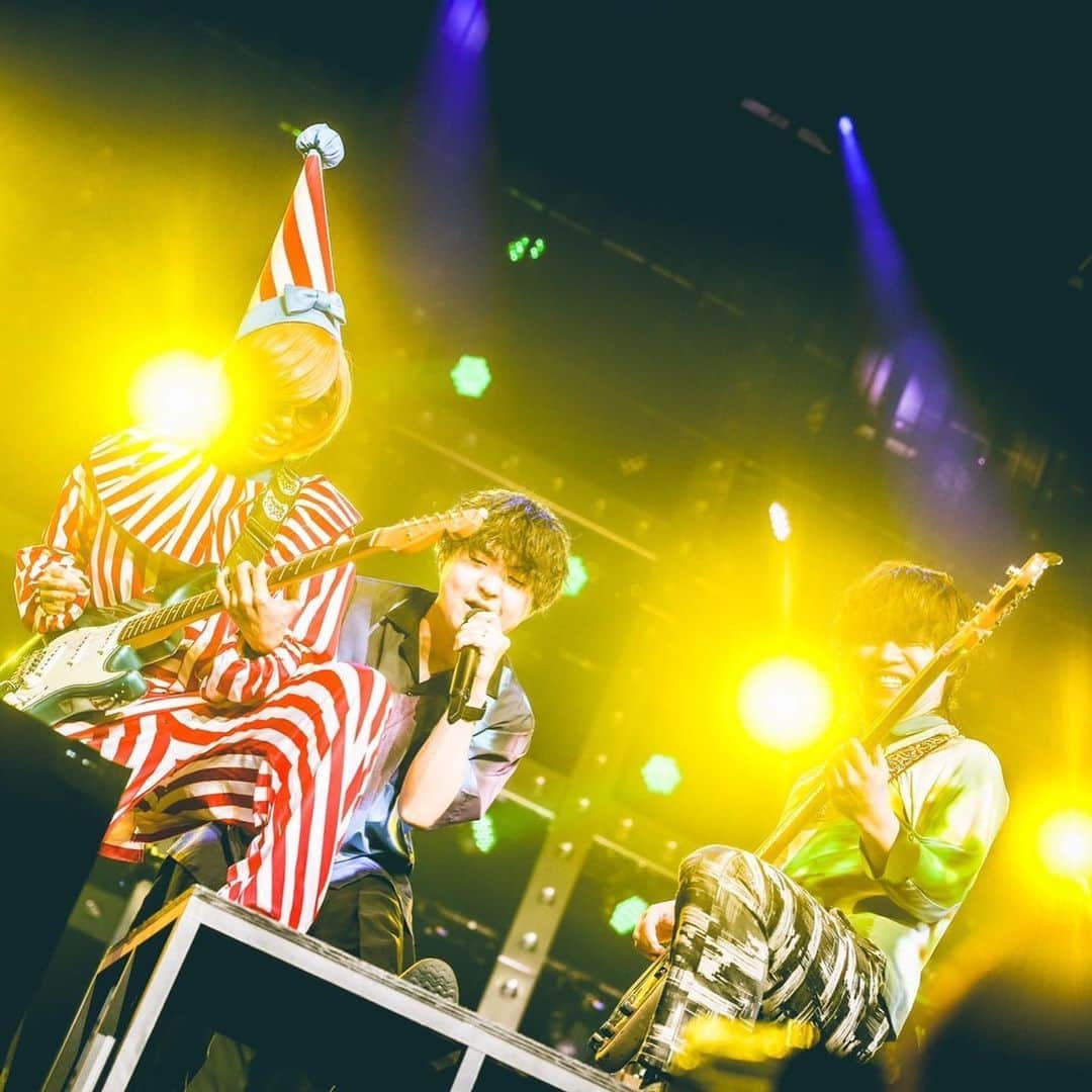 のインスタグラム：「髭男ワンマンツアー #Editorial 🗞 大阪3日目！ なんかもう楽しすぎて大阪のみんなチームのみんな大好きすぎ。 またくいだおれしに大阪帰ってくるよ。また遊ぼう🔥  Photo by 渡邉一生 @nabespg」