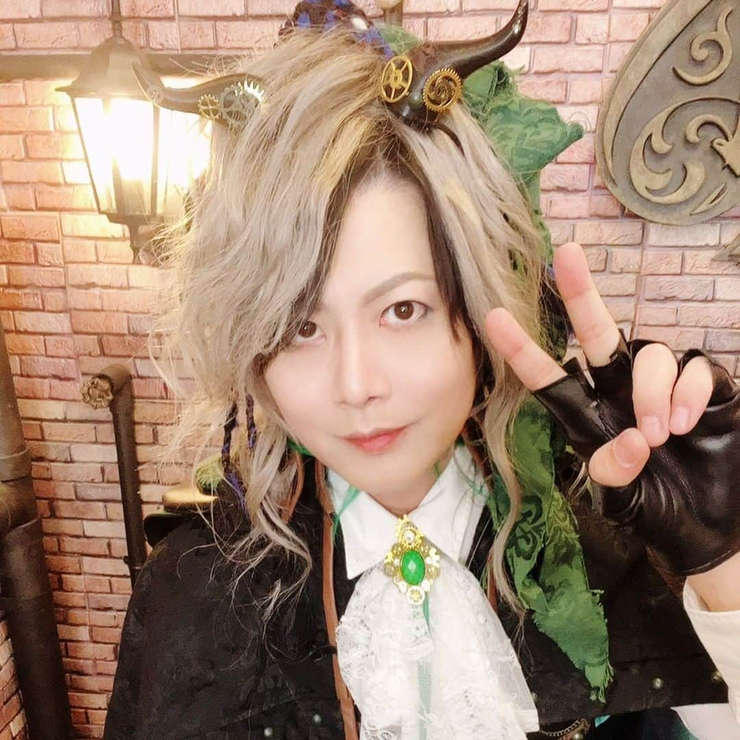 KOJIさんのインスタグラム写真 - (KOJIInstagram)「ALICE IN MENSWEAR 2ndアルバムリリース後初のフルサイズワンマンライブ！！ 生のリズム隊でのライブも久しぶり。 ギターシステムも一新したので最強最高のギターサウンドでお届けするよ！！  2021年12月4日(土) OPEN 15:50 / START 16:00  https://unitedproducts.zaiko.io/e/THEWORLDISYOURS」12月2日 21時56分 - alice_in_menswear_koji