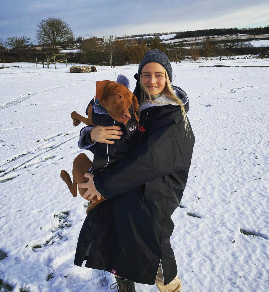 リア・クレインのインスタグラム：「Wrapping up toasty warm ☃️ Who else has been adventuring out this weekend?  Nala’s breed is one that would be out in minus temperatures in the snow but she seemed pretty happy in her new matching @dryrobe 🐶💕」