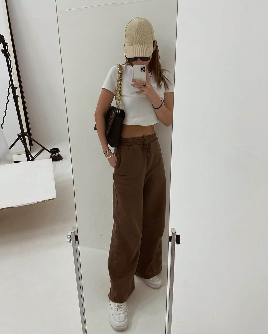 長谷川唯のインスタグラム：「・ ・ 冬で薄着がすきなんですよ🤫ショコラくんとたくさん遊んでお部屋も掃除できて、いい週末でした🧡 ・ ・ #週末はショコラと🐶 #ootd #ファッションコーデ #me #明日からまた頑張ろう #おやすみなさい」
